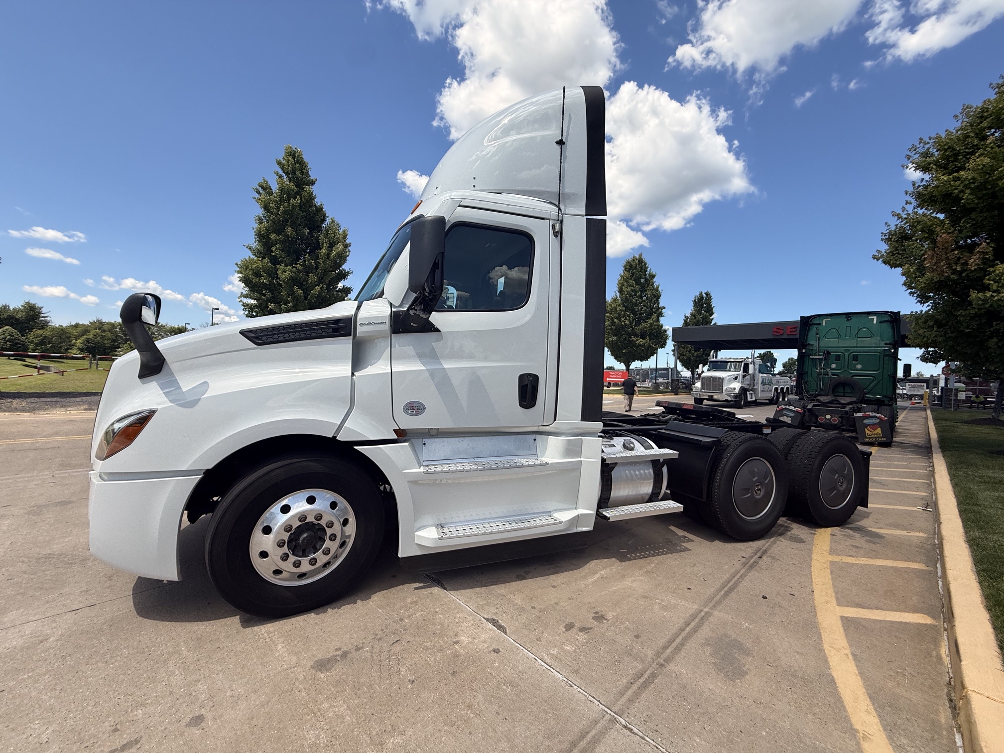 2021 Freightliner CASCADIA PT126D 2021 Freightliner CASCADIA PT126D - image 4 of 6
