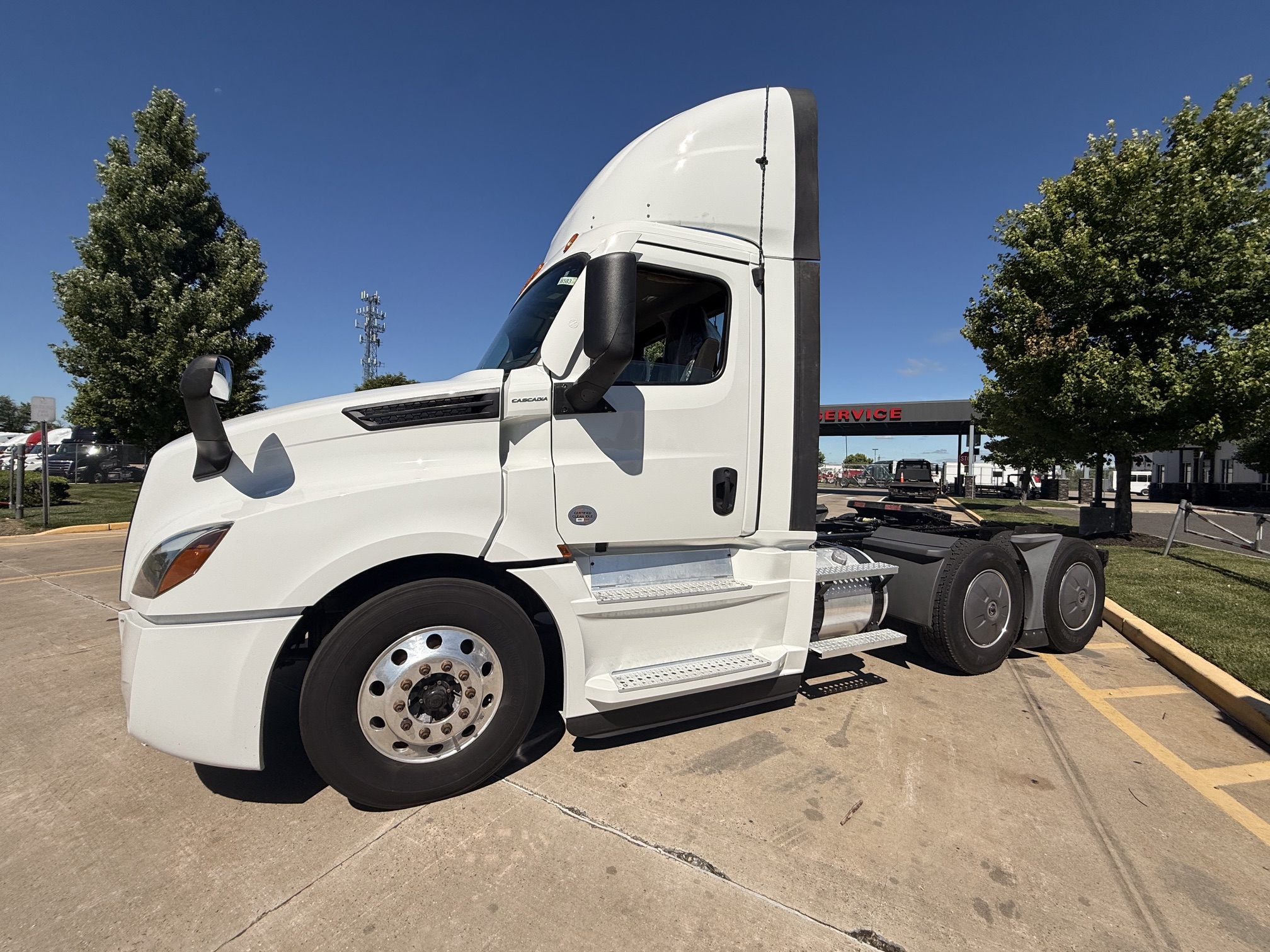 2021 FREIGHTLINER CASCADIA PT126D 2021 FREIGHTLINER CASCADIA PT126D - image 3 of 6