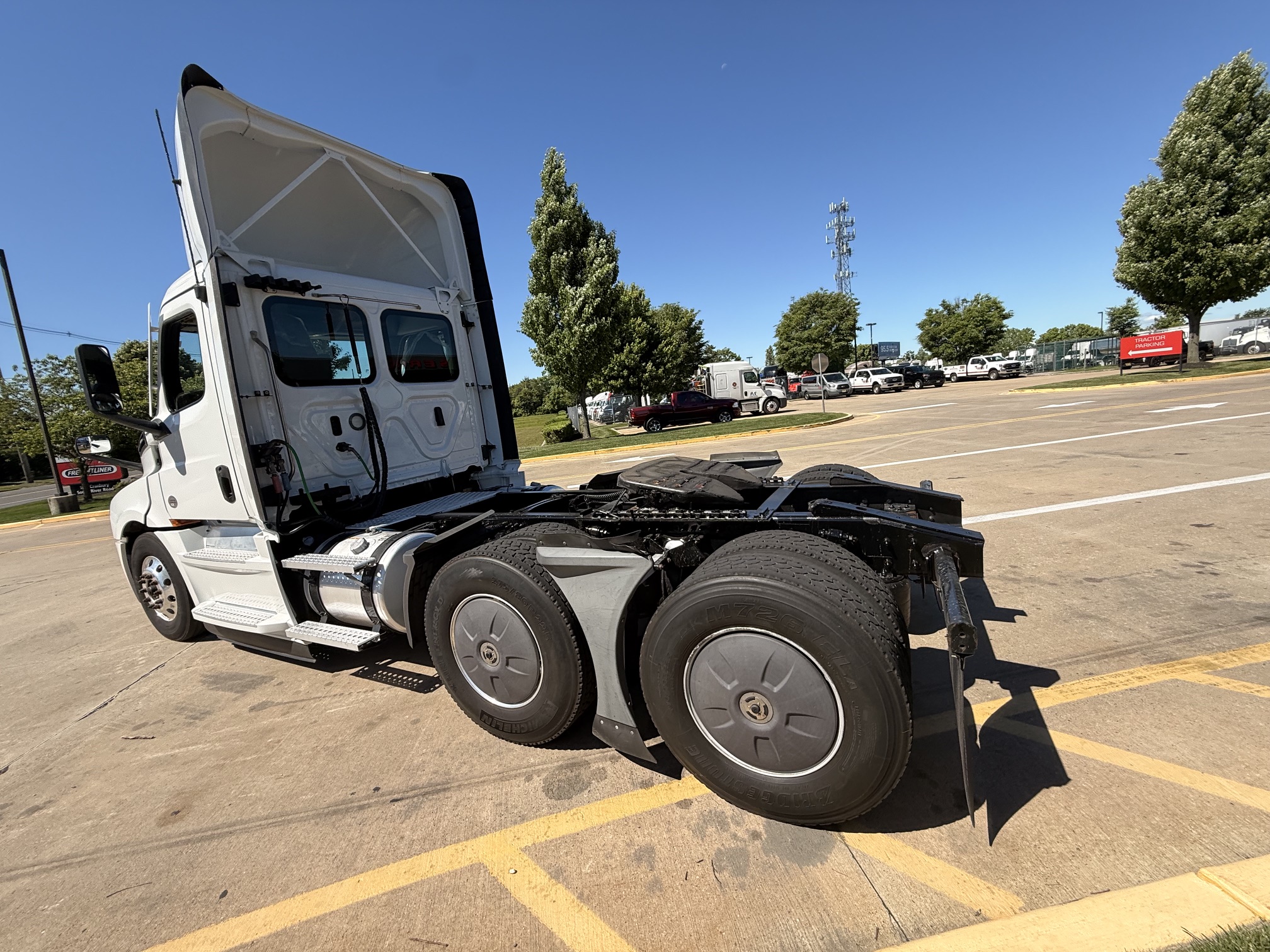 2021 FREIGHTLINER CASCADIA PT126D 2021 FREIGHTLINER CASCADIA PT126D - image 4 of 6