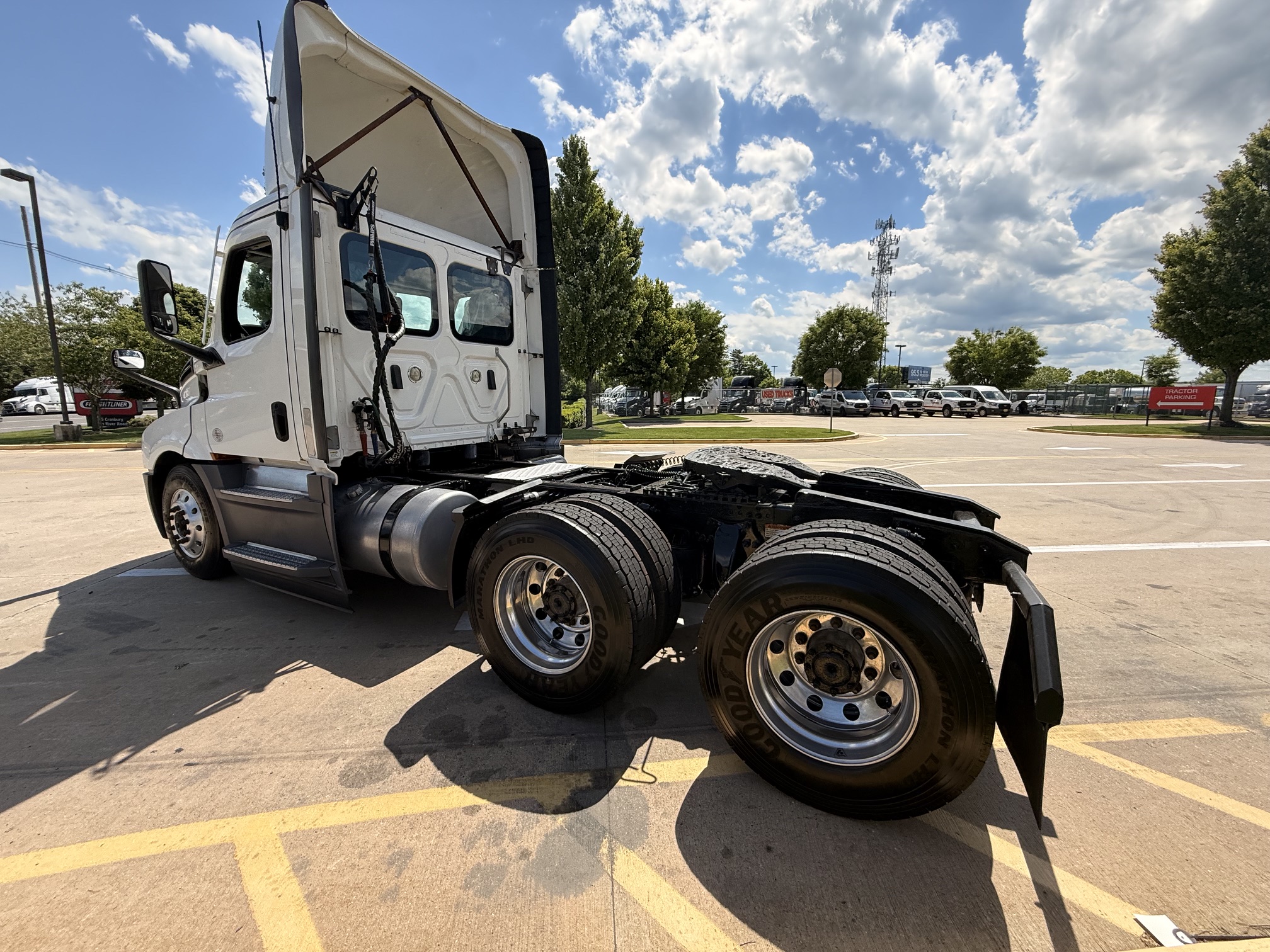 2021 FREIGHTLINER CASCADIA PT126D 2021 FREIGHTLINER CASCADIA PT126D - image 4 of 6