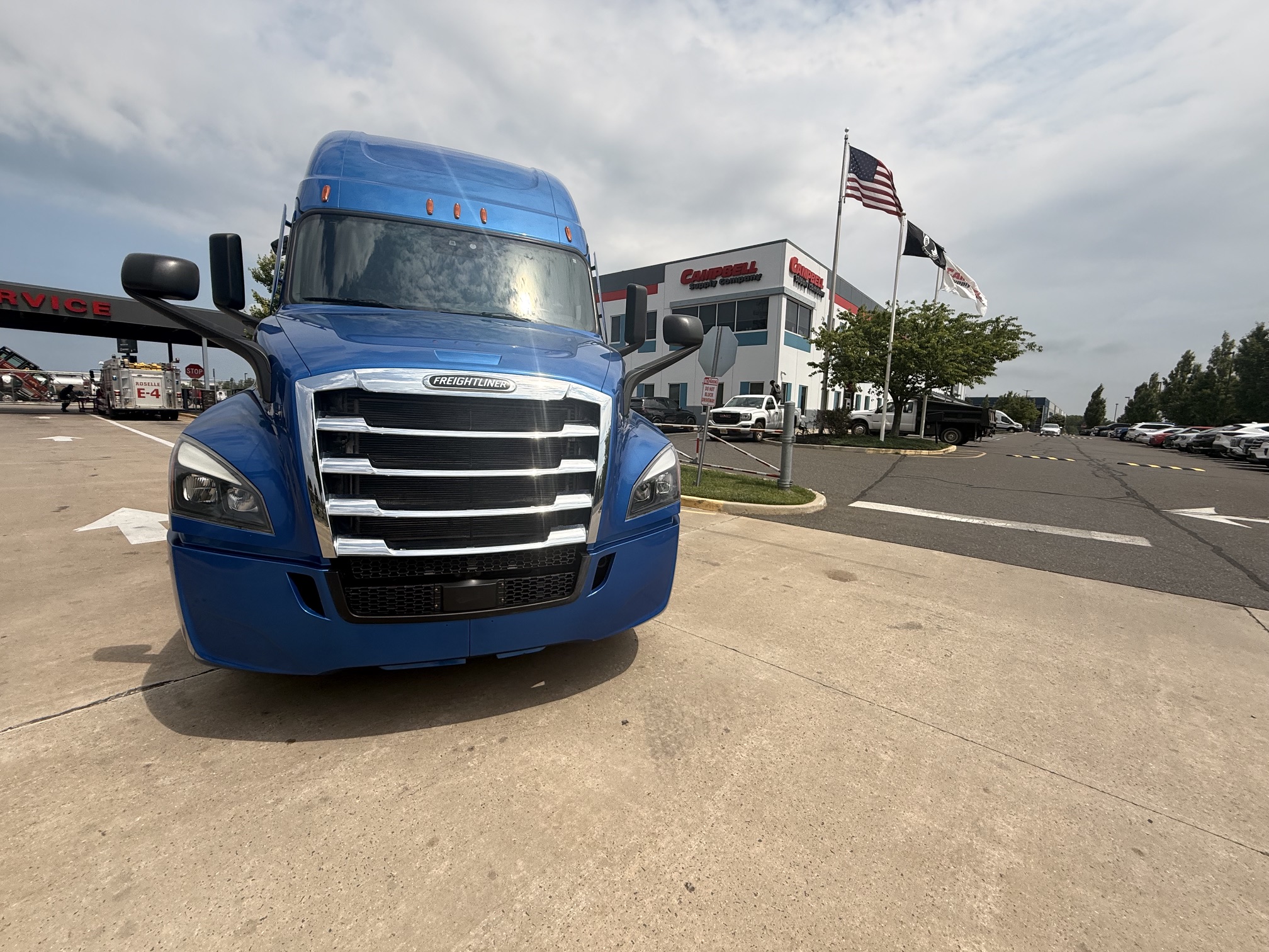 2022 Freightliner CASCADIA 126 2022 Freightliner CASCADIA 126 - image 2 of 6