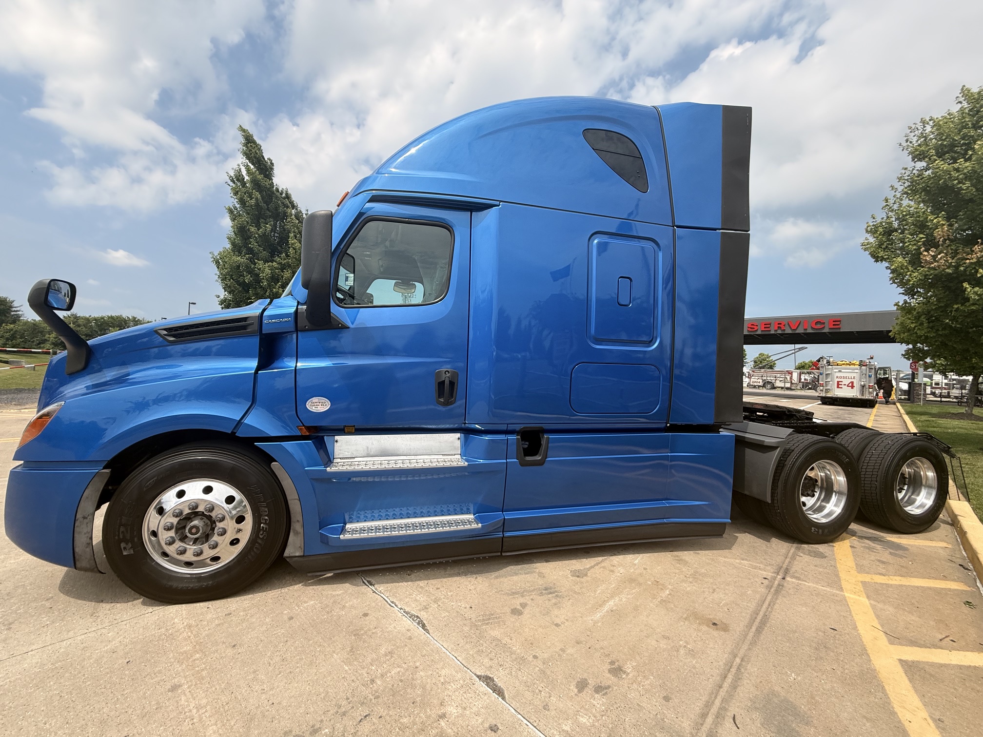 2022 Freightliner CASCADIA 126 2022 Freightliner CASCADIA 126 - image 3 of 6