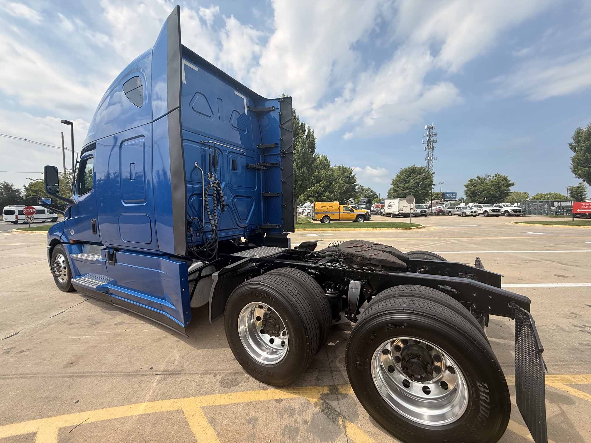 2022 Freightliner CASCADIA 126 2022 Freightliner CASCADIA 126 - image 4 of 6