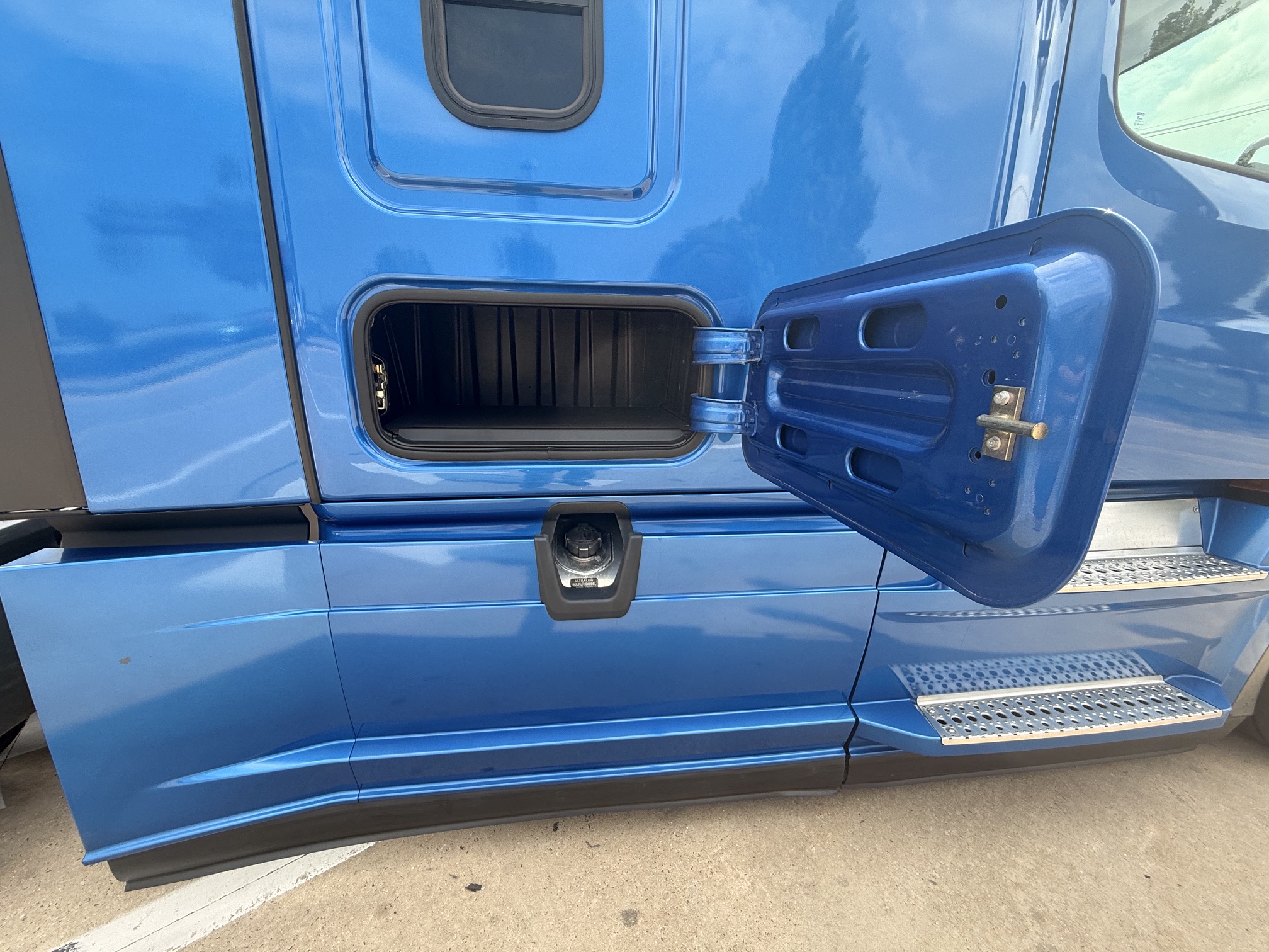 2022 Freightliner CASCADIA 126 215645-17 2022 Freightliner CASCADIA 126 215645-17
