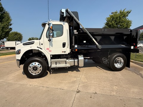 2027 Freightliner M2106 2027 Freightliner M2106 - image 2 of 6
