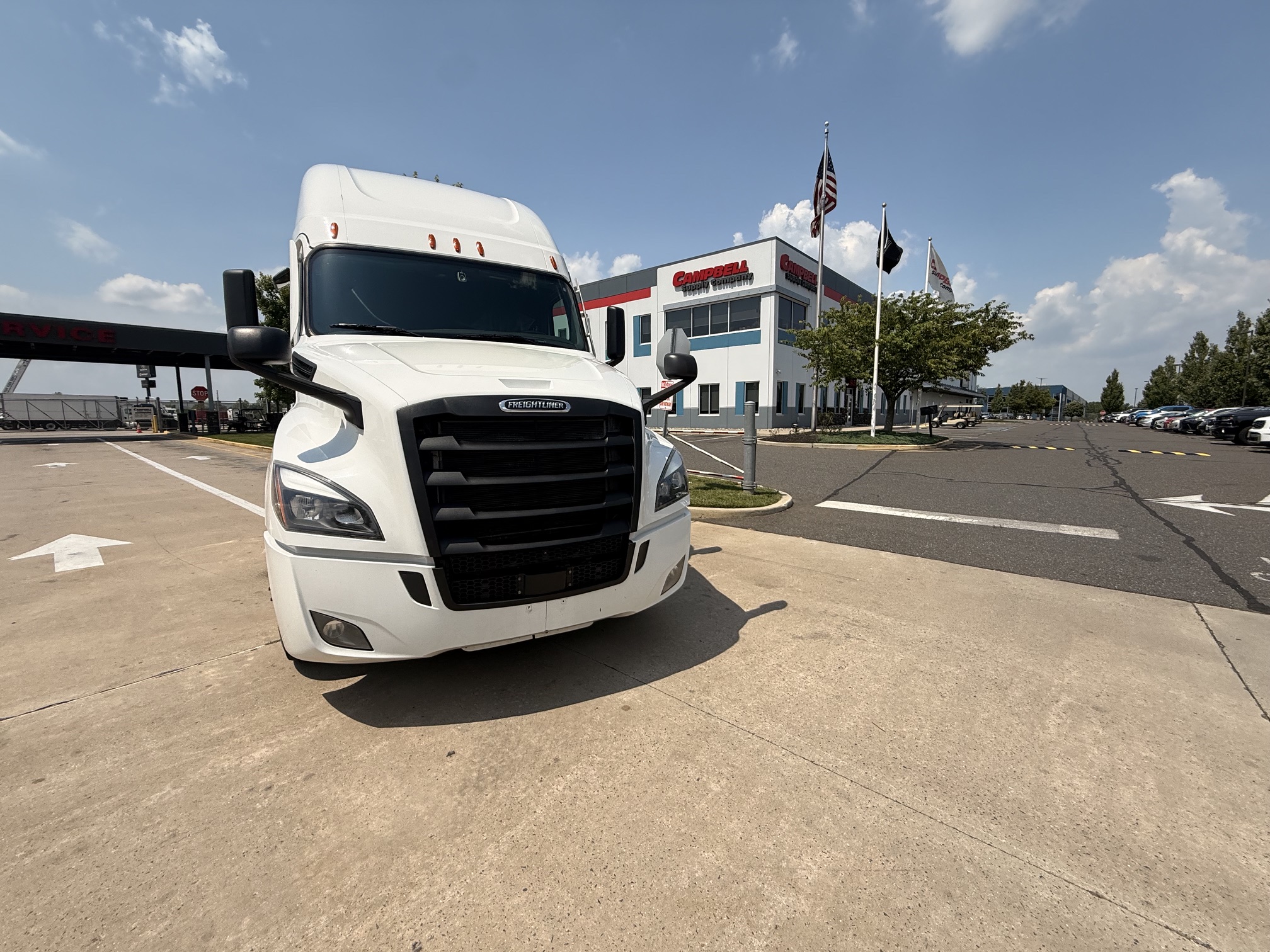 2023 Freightliner CASCADIA 126 2023 Freightliner CASCADIA 126 - image 2 of 6