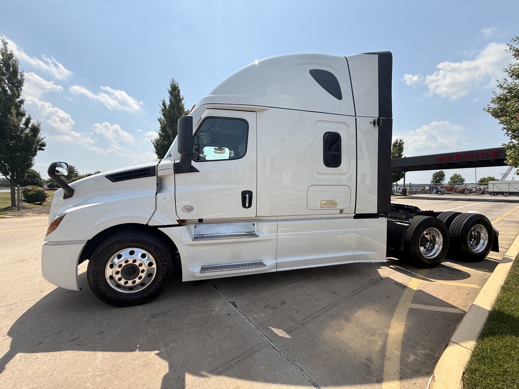 2023 Freightliner CASCADIA 126 2023 Freightliner CASCADIA 126 - image 3 of 6