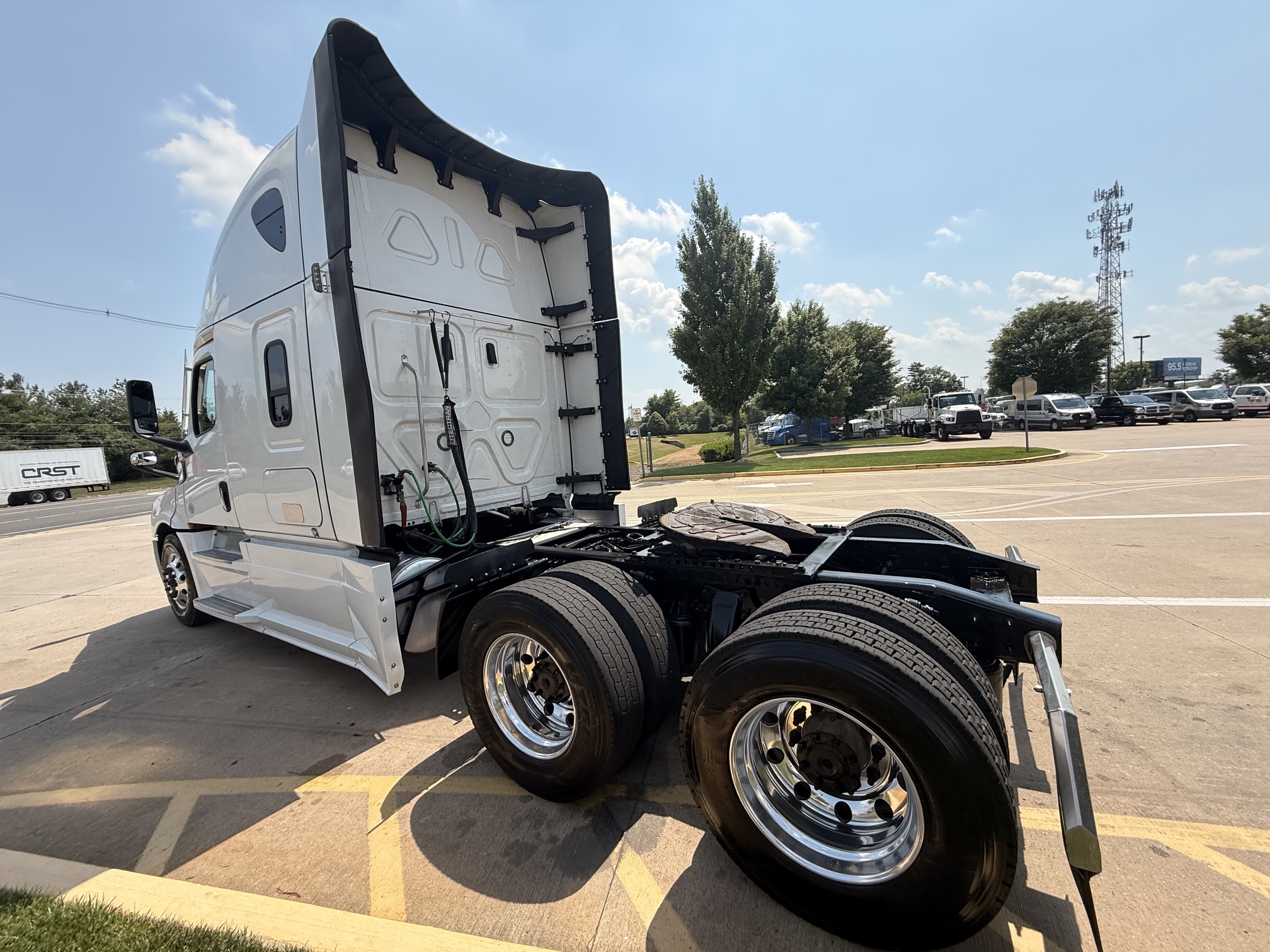 2023 Freightliner CASCADIA 126 2023 Freightliner CASCADIA 126 - image 4 of 6