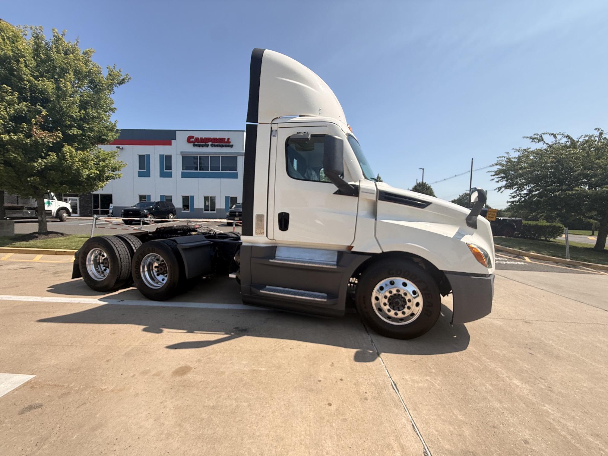 2021 Freightliner CASCADIA 126 2021 Freightliner CASCADIA 126 - image 1 of 6