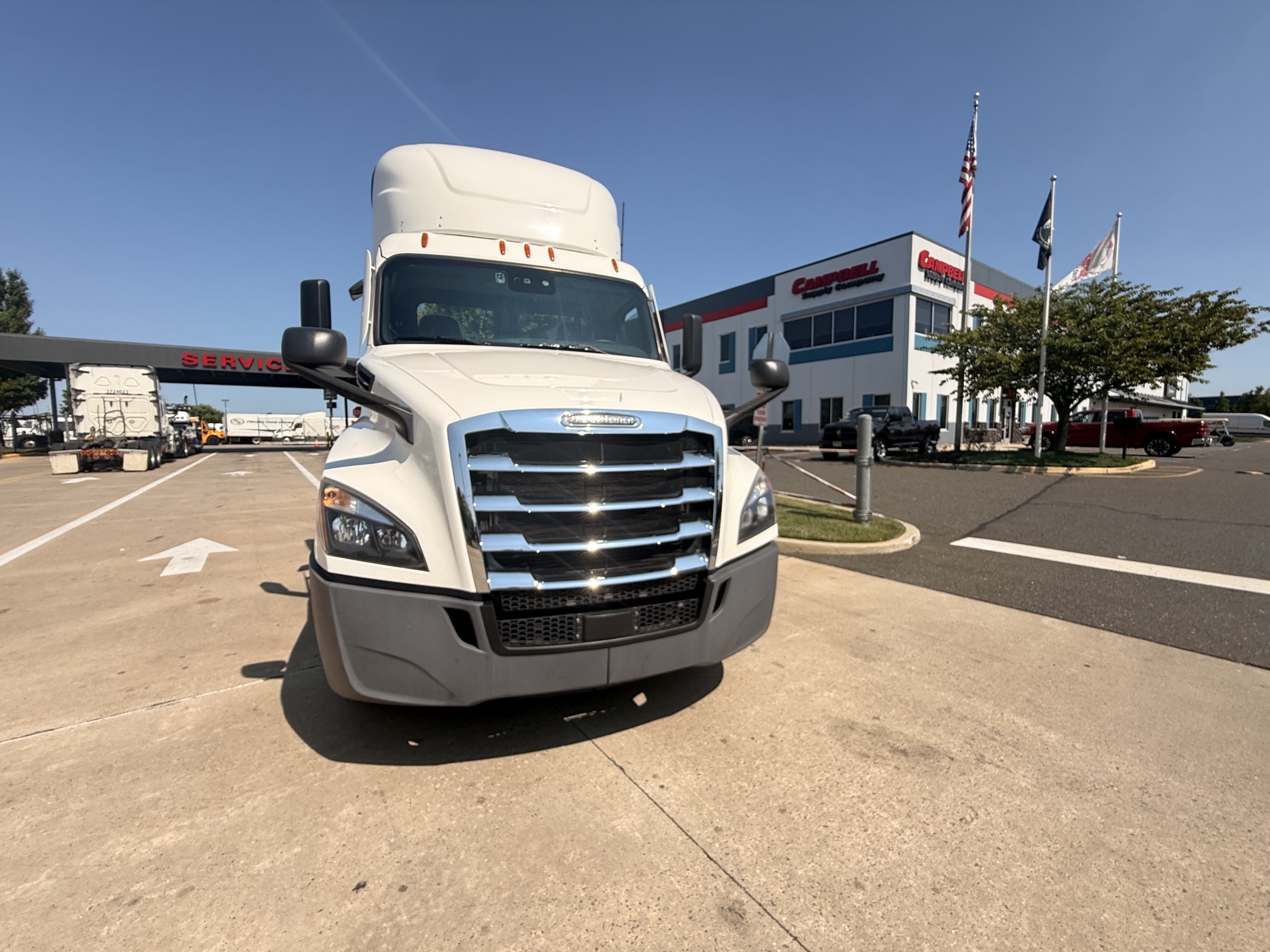 2021 Freightliner CASCADIA 126 2021 Freightliner CASCADIA 126 - image 2 of 6