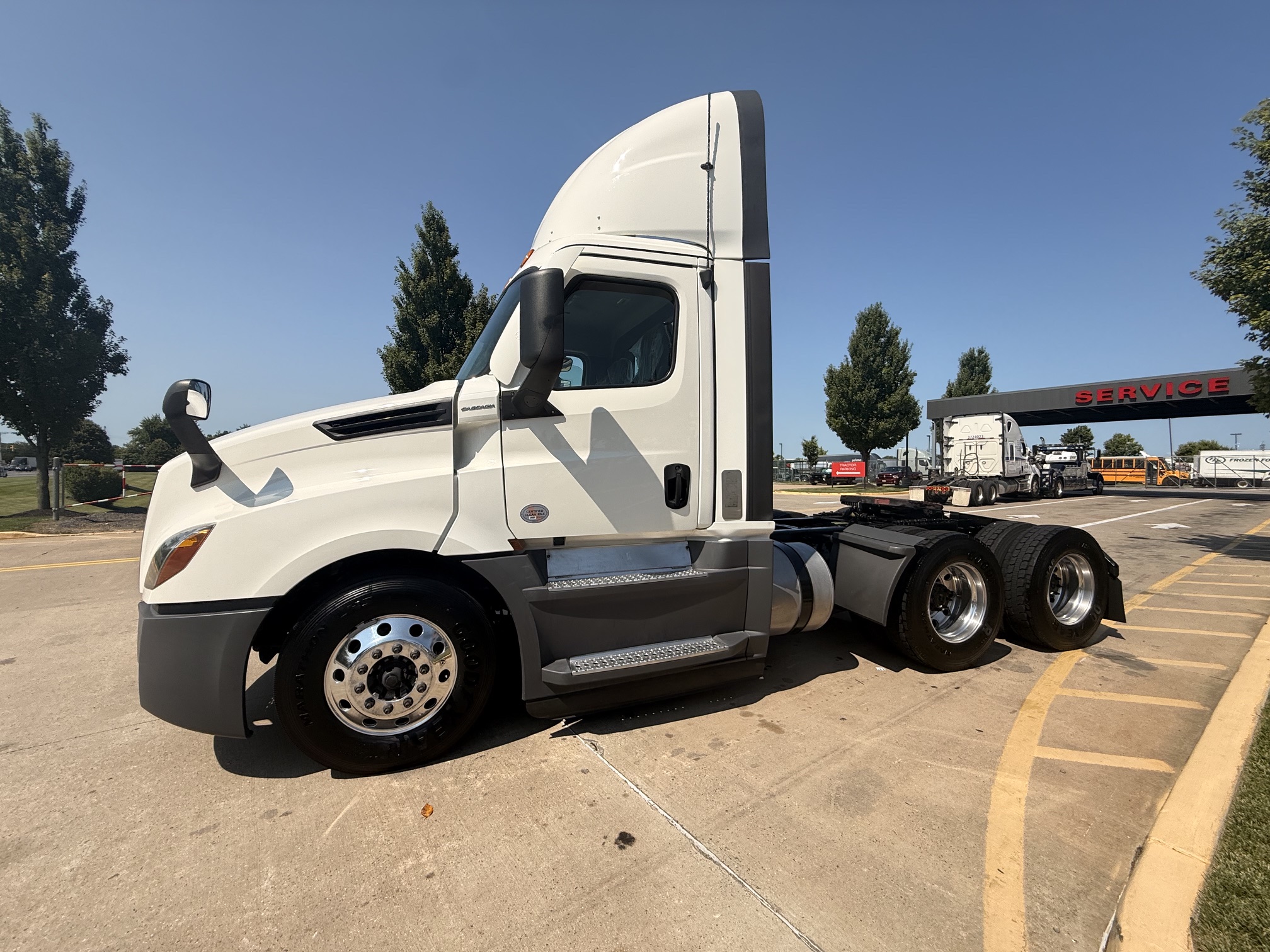 2021 Freightliner CASCADIA 126 2021 Freightliner CASCADIA 126 - image 3 of 6