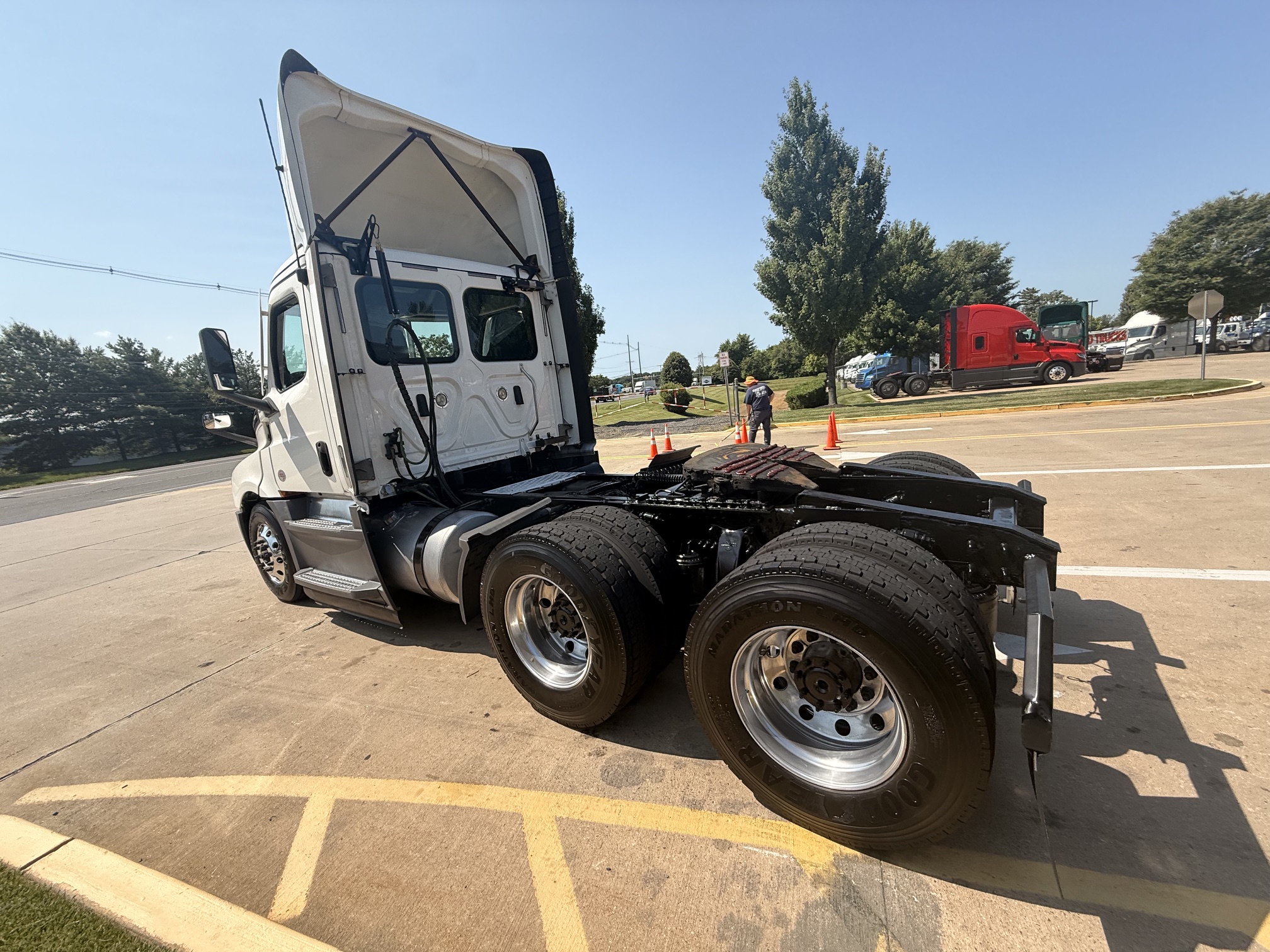 2021 Freightliner CASCADIA 126 2021 Freightliner CASCADIA 126 - image 4 of 6