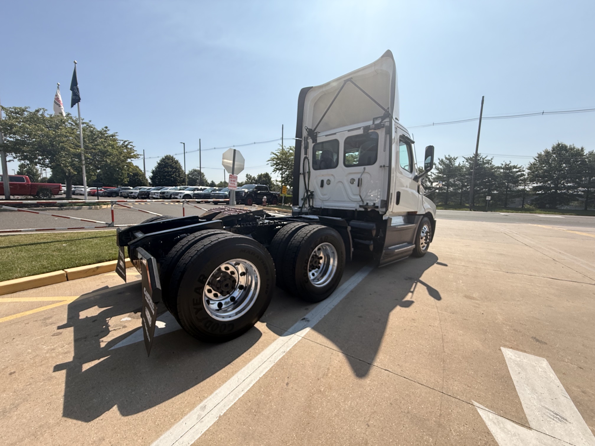 2021 Freightliner CASCADIA 126 2021 Freightliner CASCADIA 126 - image 4 of 6