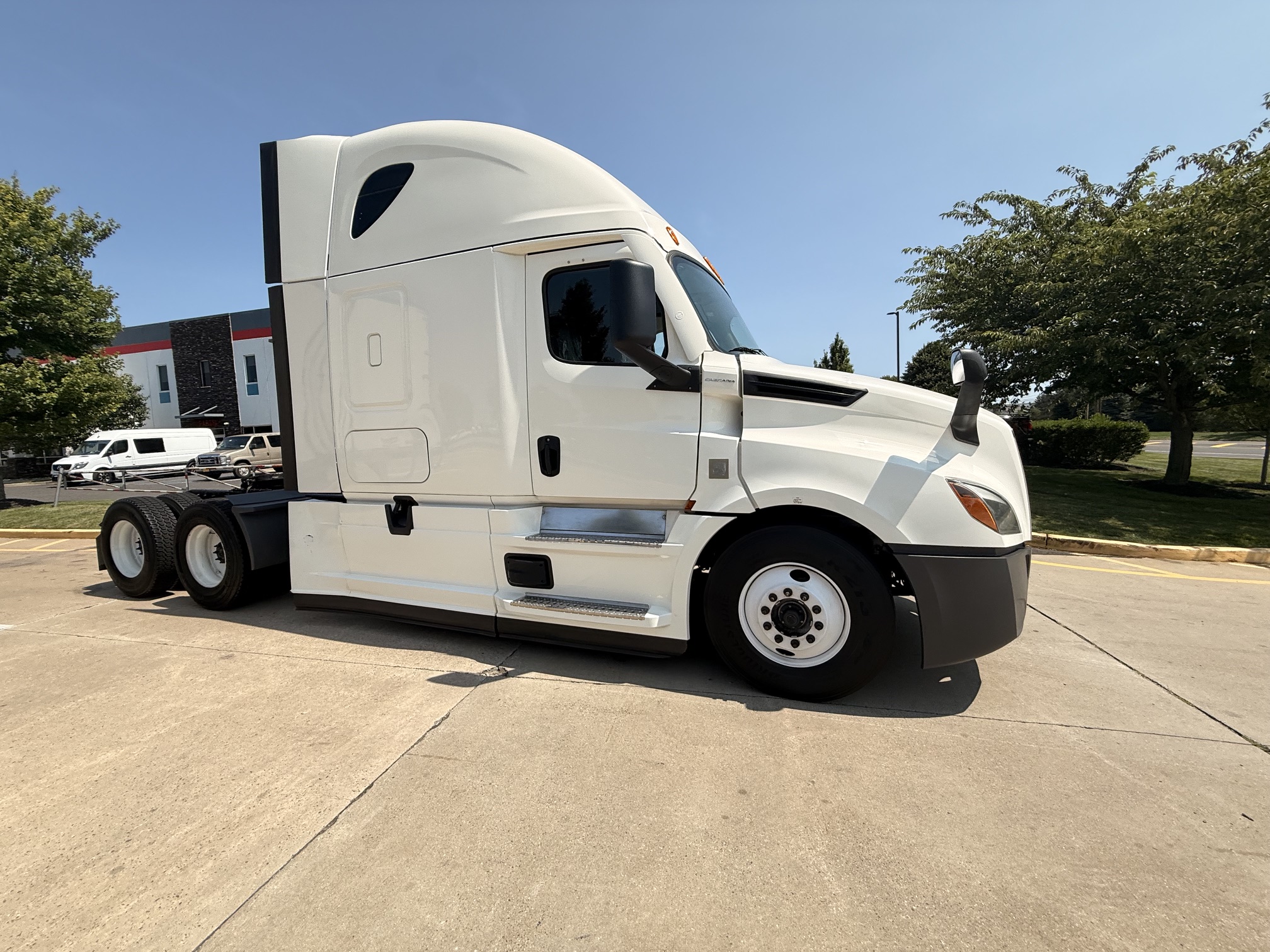 2022 Freightliner CASCADIA 126 2022 Freightliner CASCADIA 126 - image 1 of 6