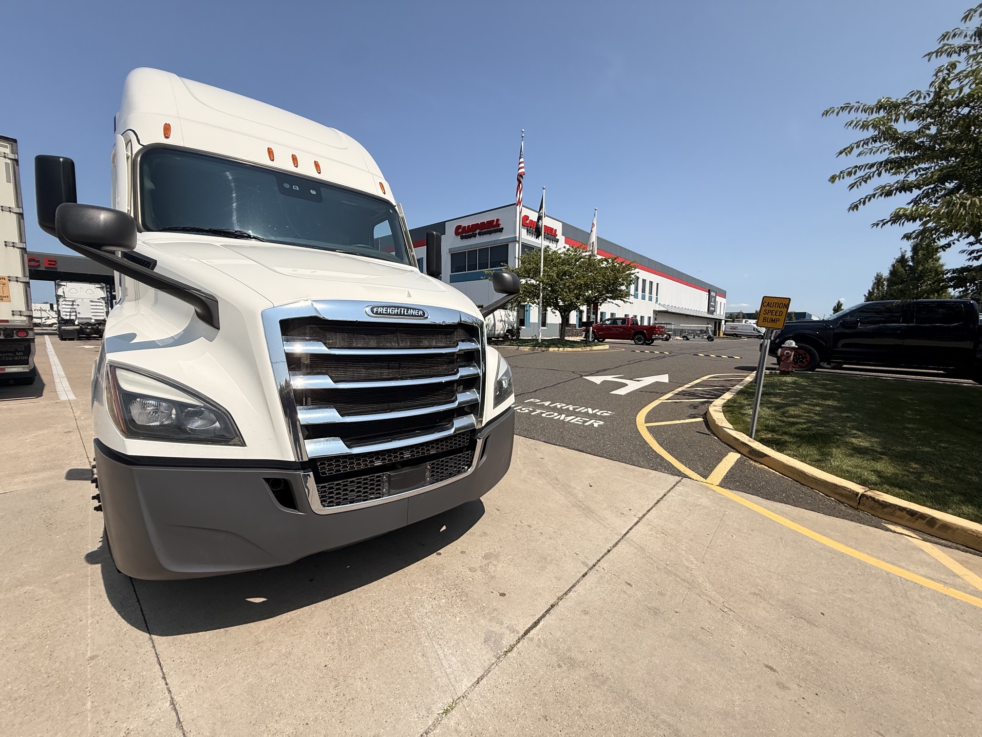 2022 Freightliner CASCADIA 126 2022 Freightliner CASCADIA 126 - image 2 of 6