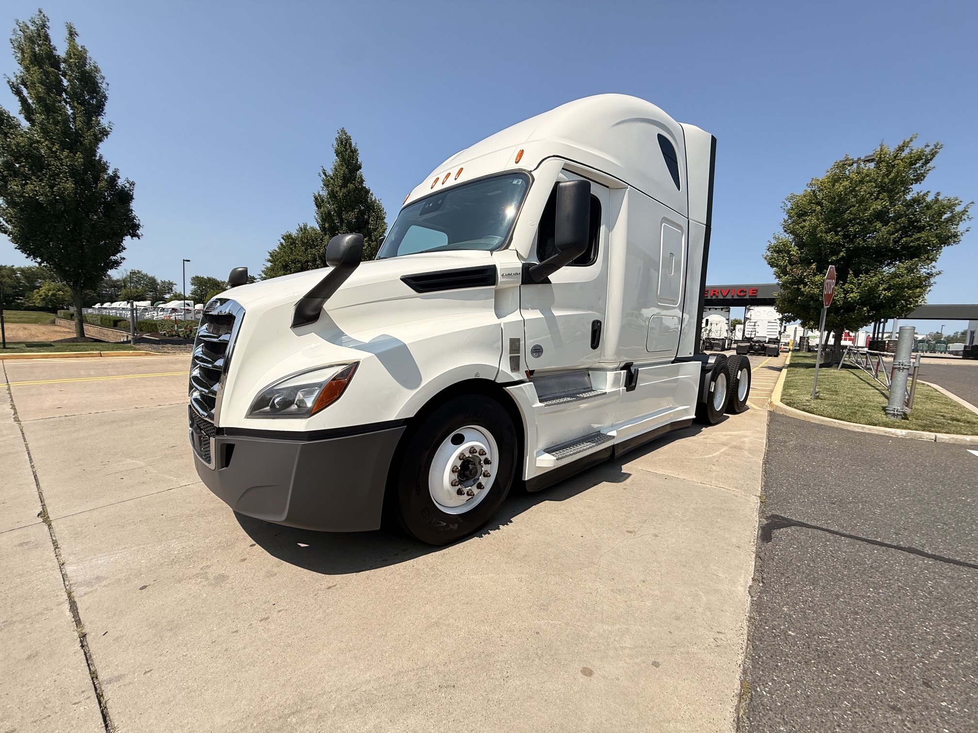 2022 Freightliner CASCADIA 126 2022 Freightliner CASCADIA 126 - image 3 of 6