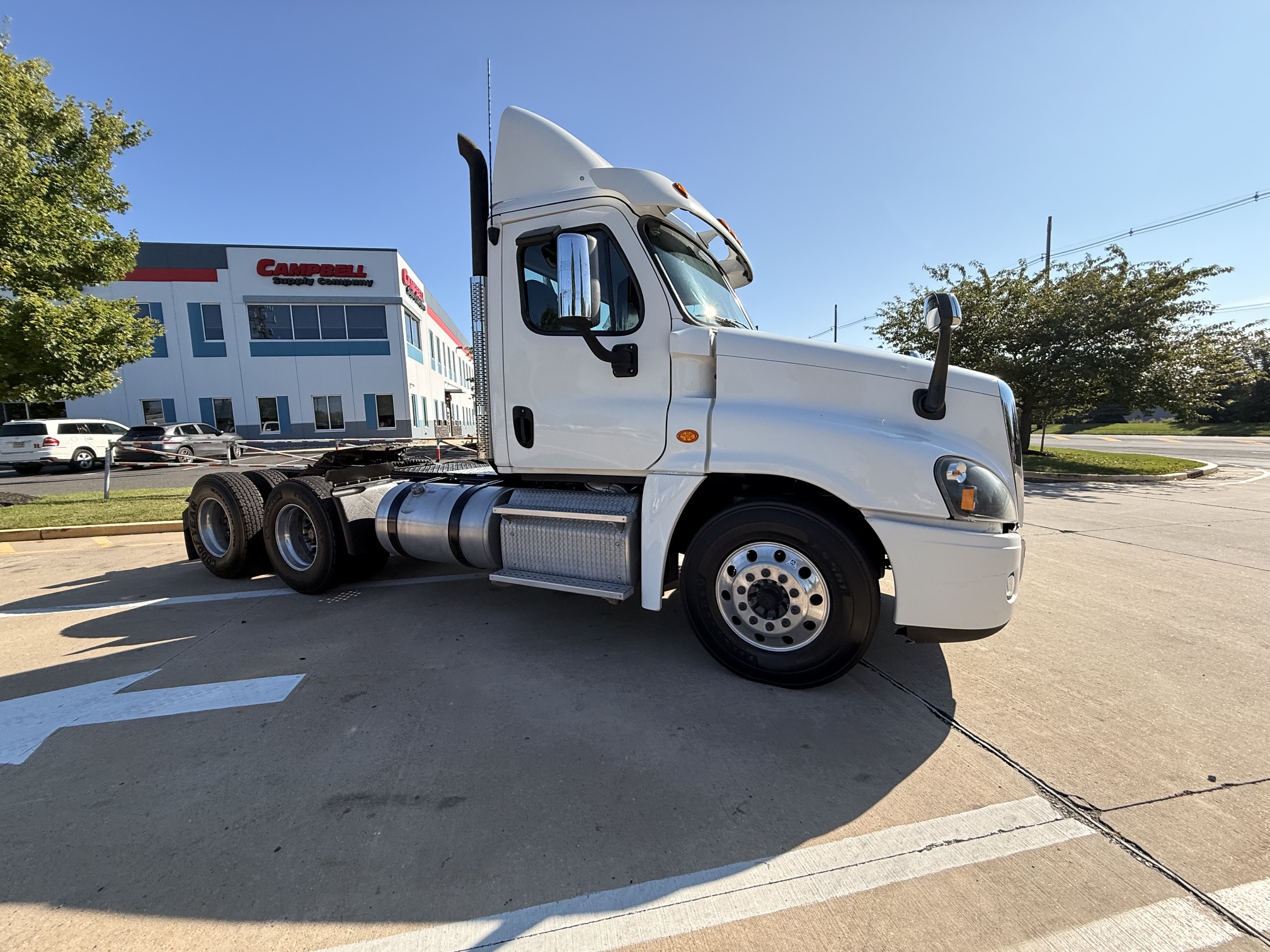 2017 Freightliner CASCADIA 2017 Freightliner CASCADIA - image 1 of 6