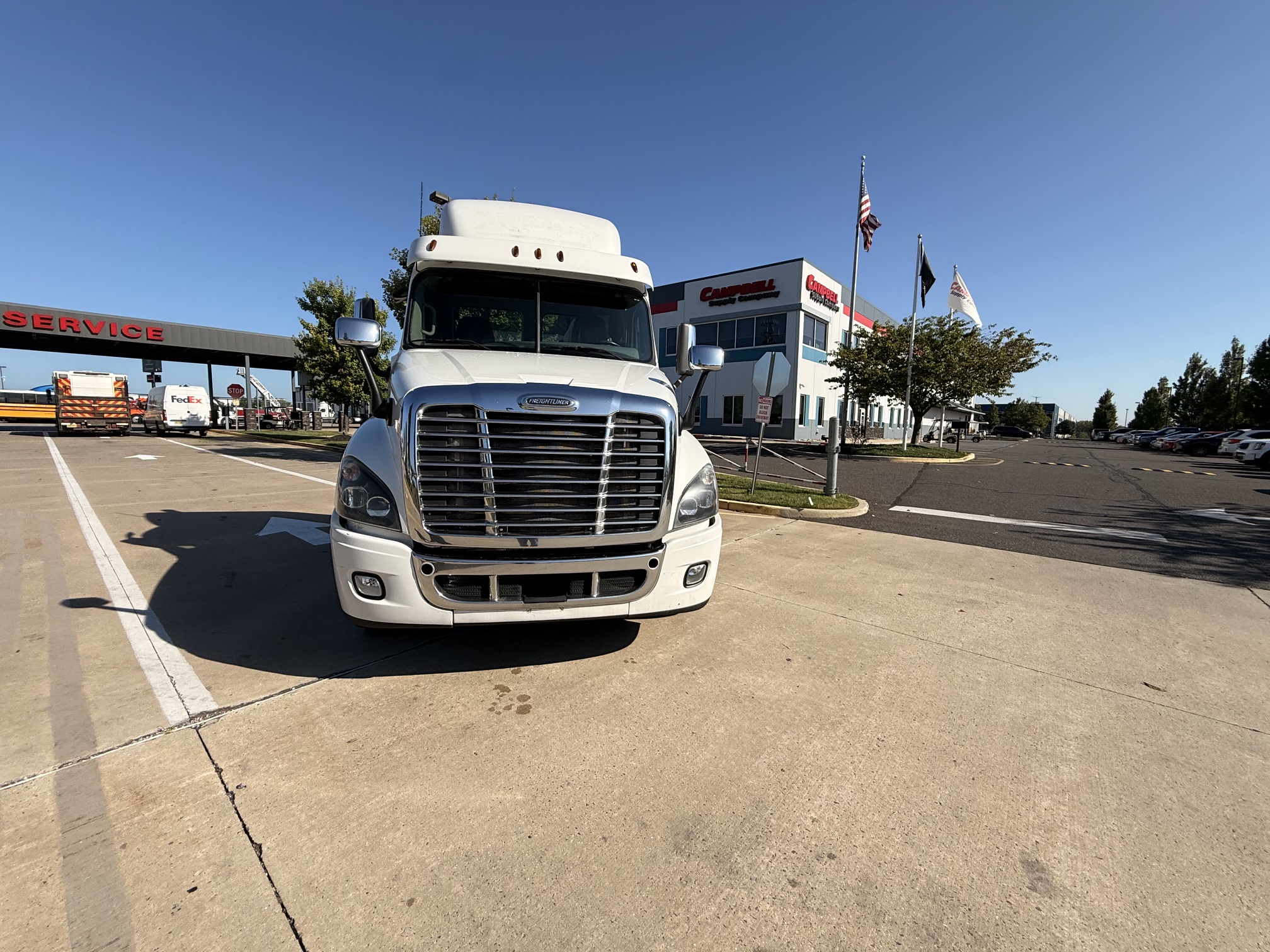 2017 Freightliner CASCADIA 2017 Freightliner CASCADIA - image 2 of 6