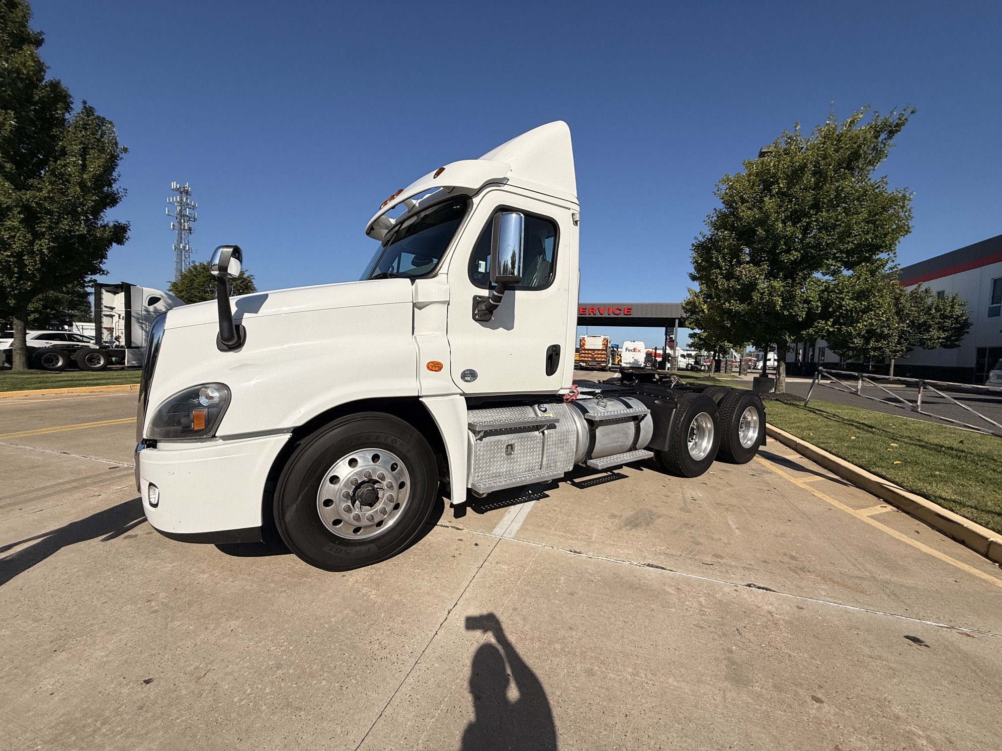 2017 Freightliner CASCADIA 2017 Freightliner CASCADIA - image 3 of 6