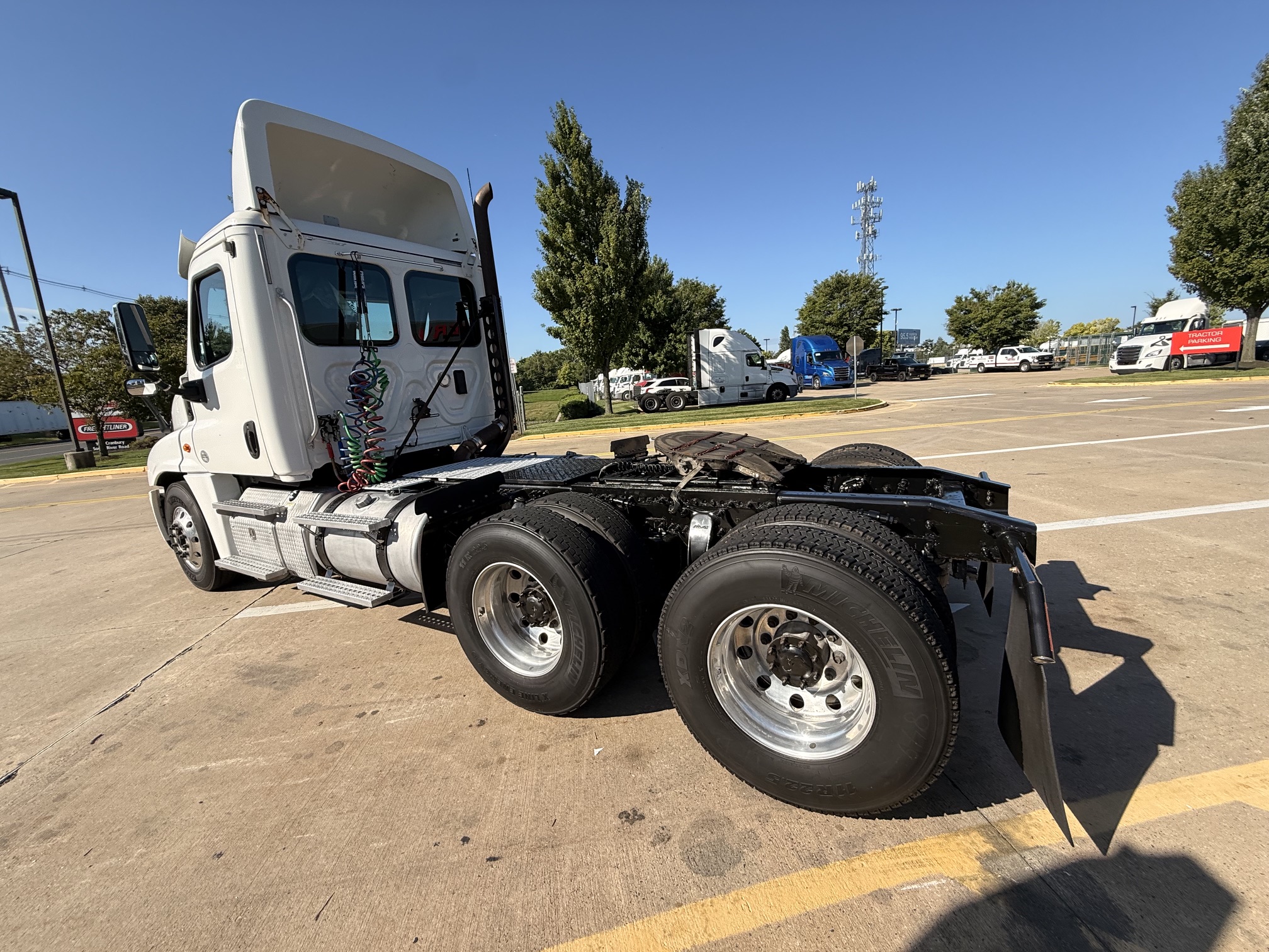 2017 Freightliner CASCADIA 2017 Freightliner CASCADIA - image 4 of 6