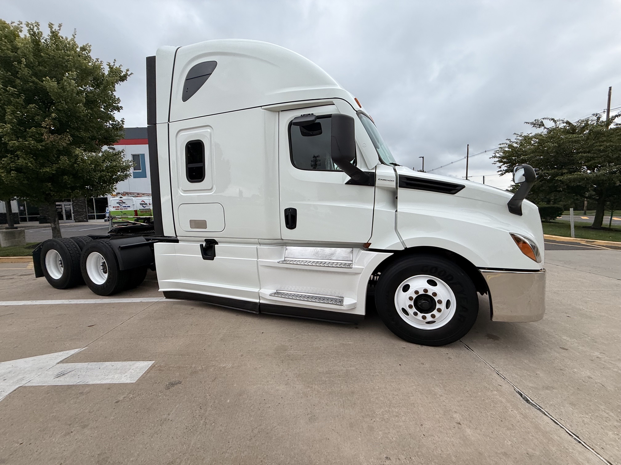 2023 Freightliner CASCADIA 126 2023 Freightliner CASCADIA 126 - image 1 of 6