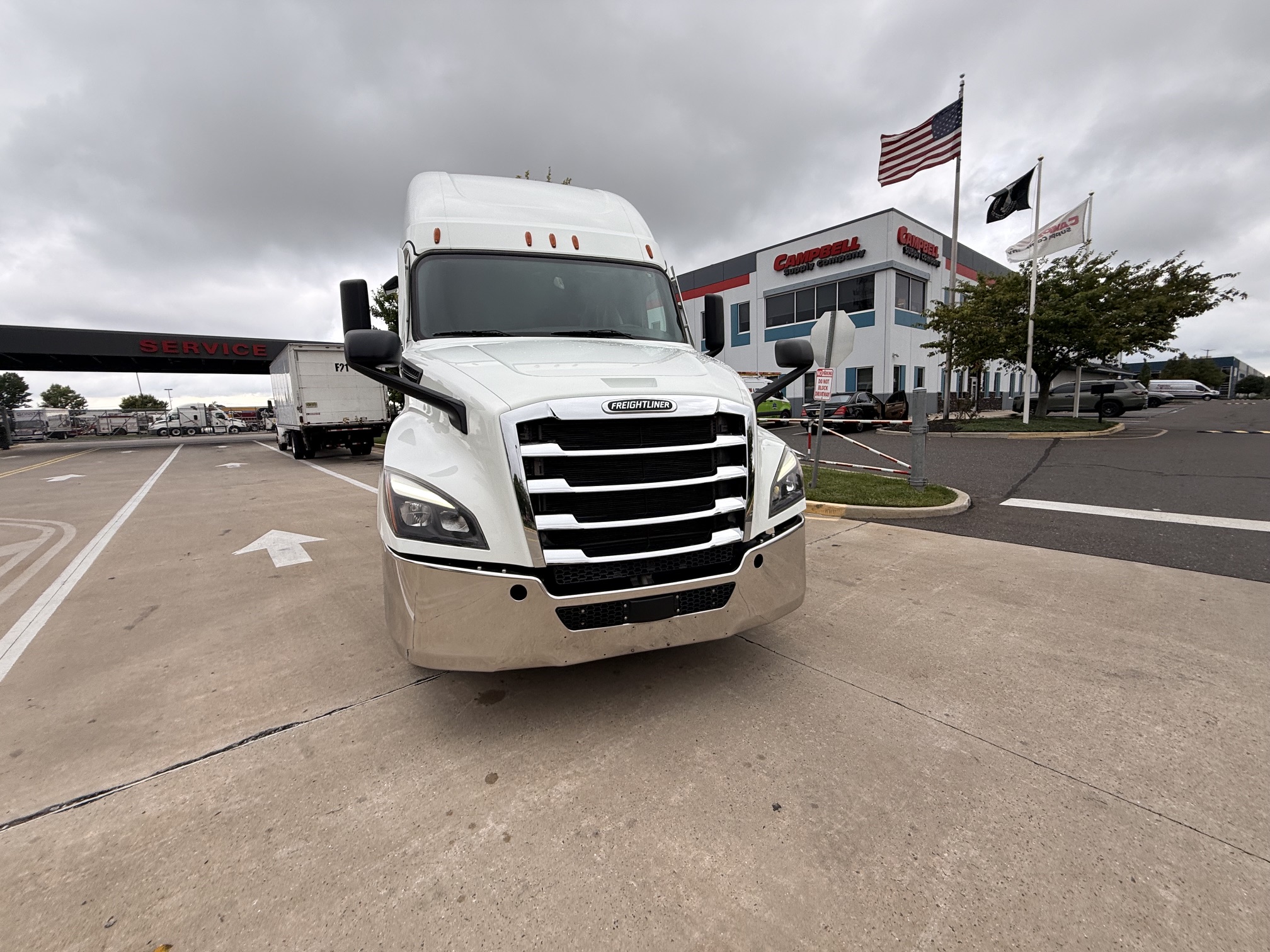 2023 Freightliner CASCADIA 126 2023 Freightliner CASCADIA 126 - image 2 of 6