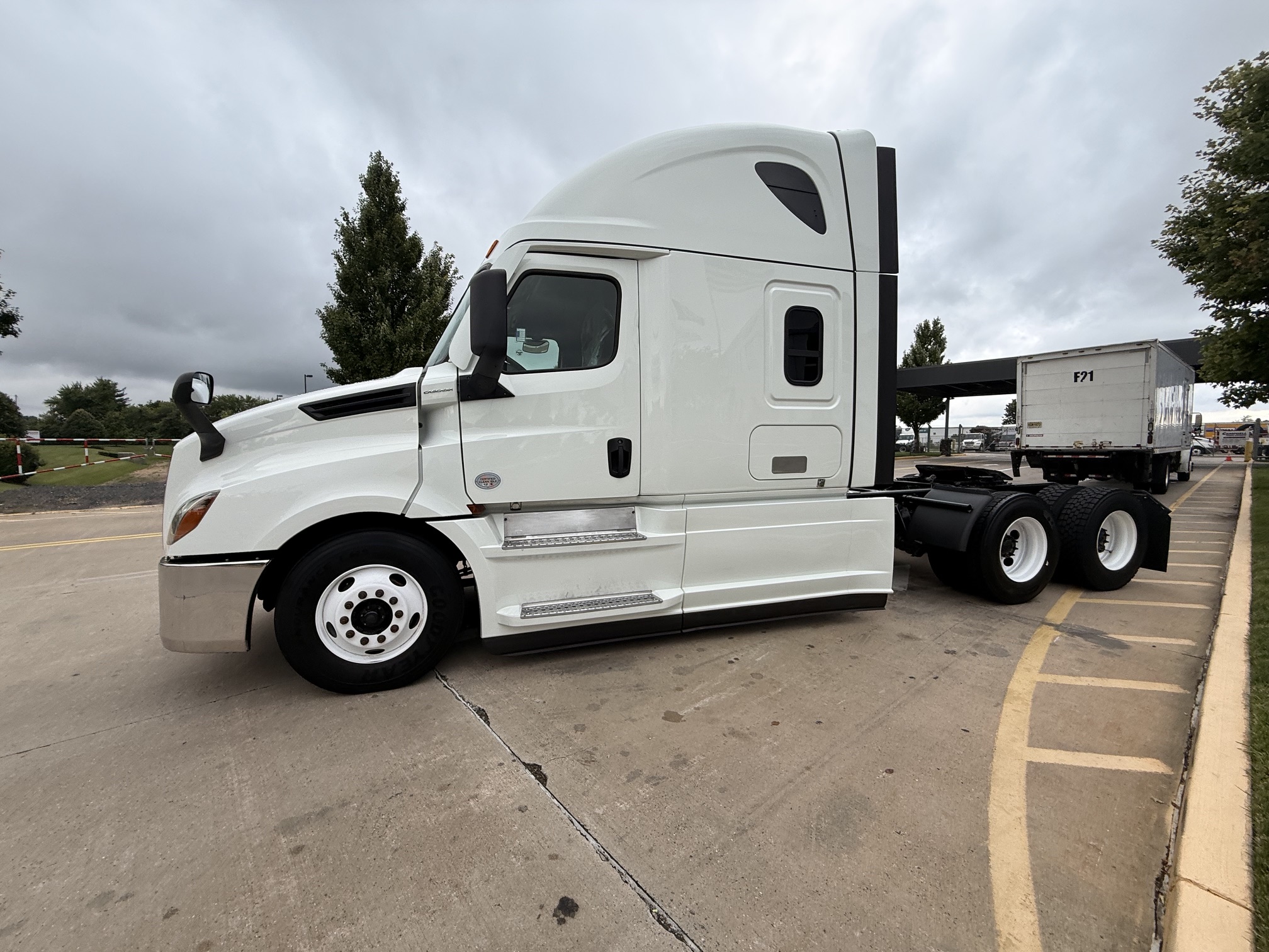 2023 Freightliner CASCADIA 126 2023 Freightliner CASCADIA 126 - image 3 of 6