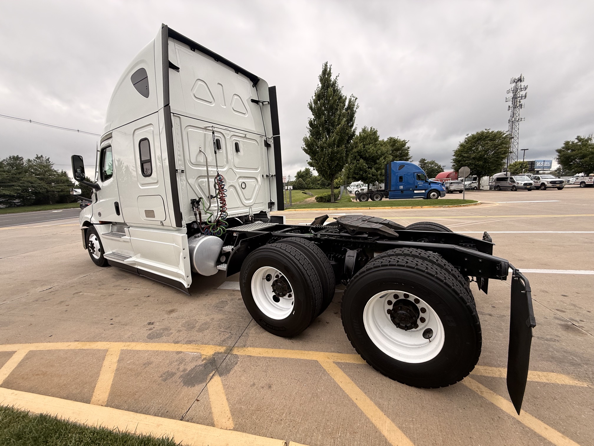 2023 Freightliner CASCADIA 126 2023 Freightliner CASCADIA 126 - image 4 of 6