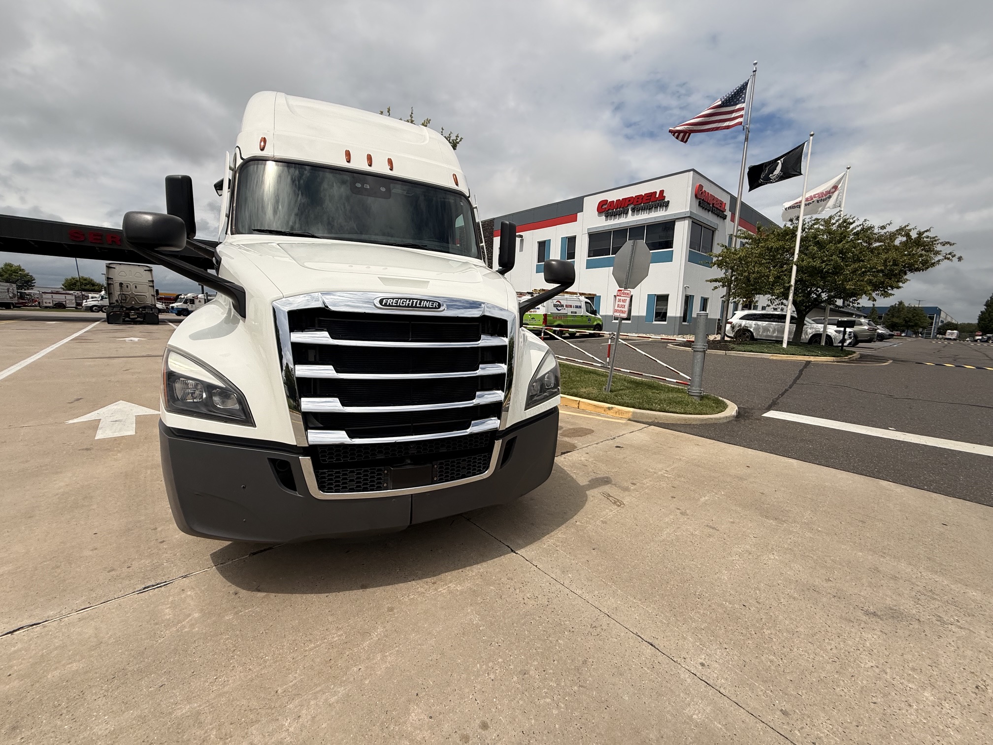 2022 FREIGHTLINER CASCADIA PT126S 2022 FREIGHTLINER CASCADIA PT126S - image 2 of 6