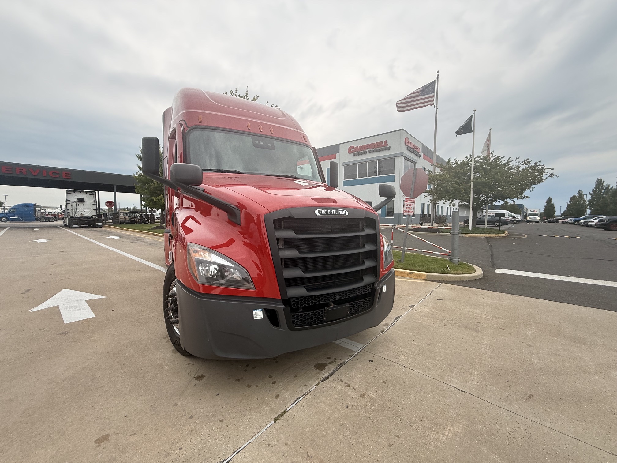 2023 Freightliner CASCADIA 126 2023 Freightliner CASCADIA 126 - image 2 of 6
