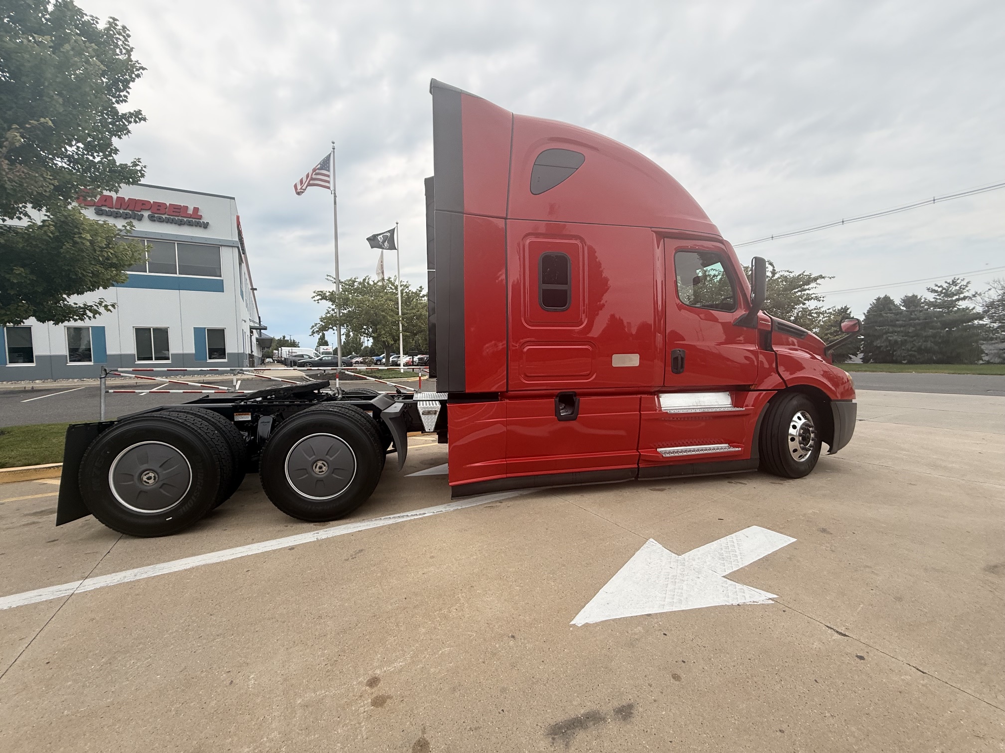 2023 Freightliner CASCADIA 126 2023 Freightliner CASCADIA 126 - image 3 of 6
