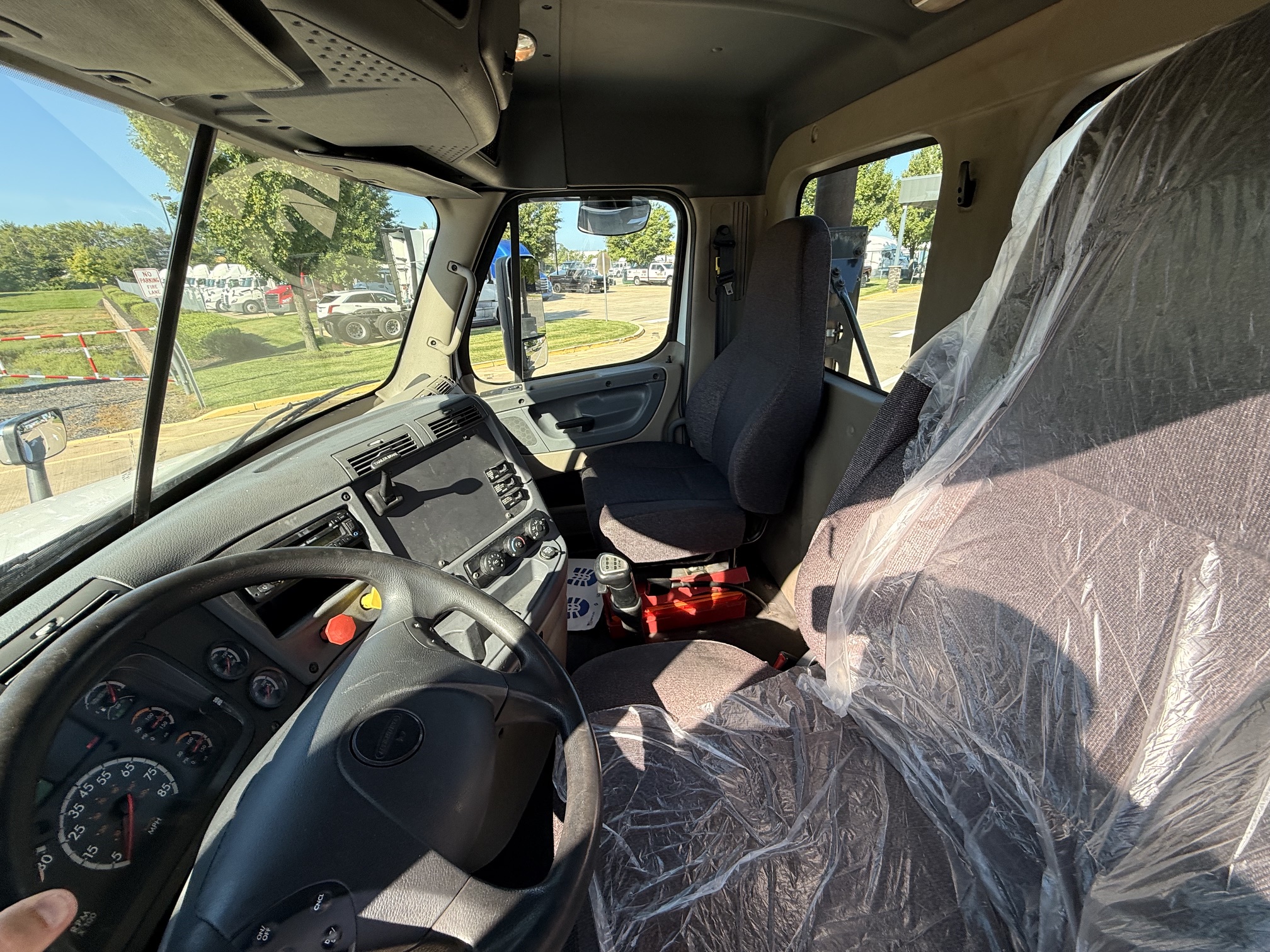 2017 Freightliner CASCADIA 2017 Freightliner CASCADIA - image 2 of 6