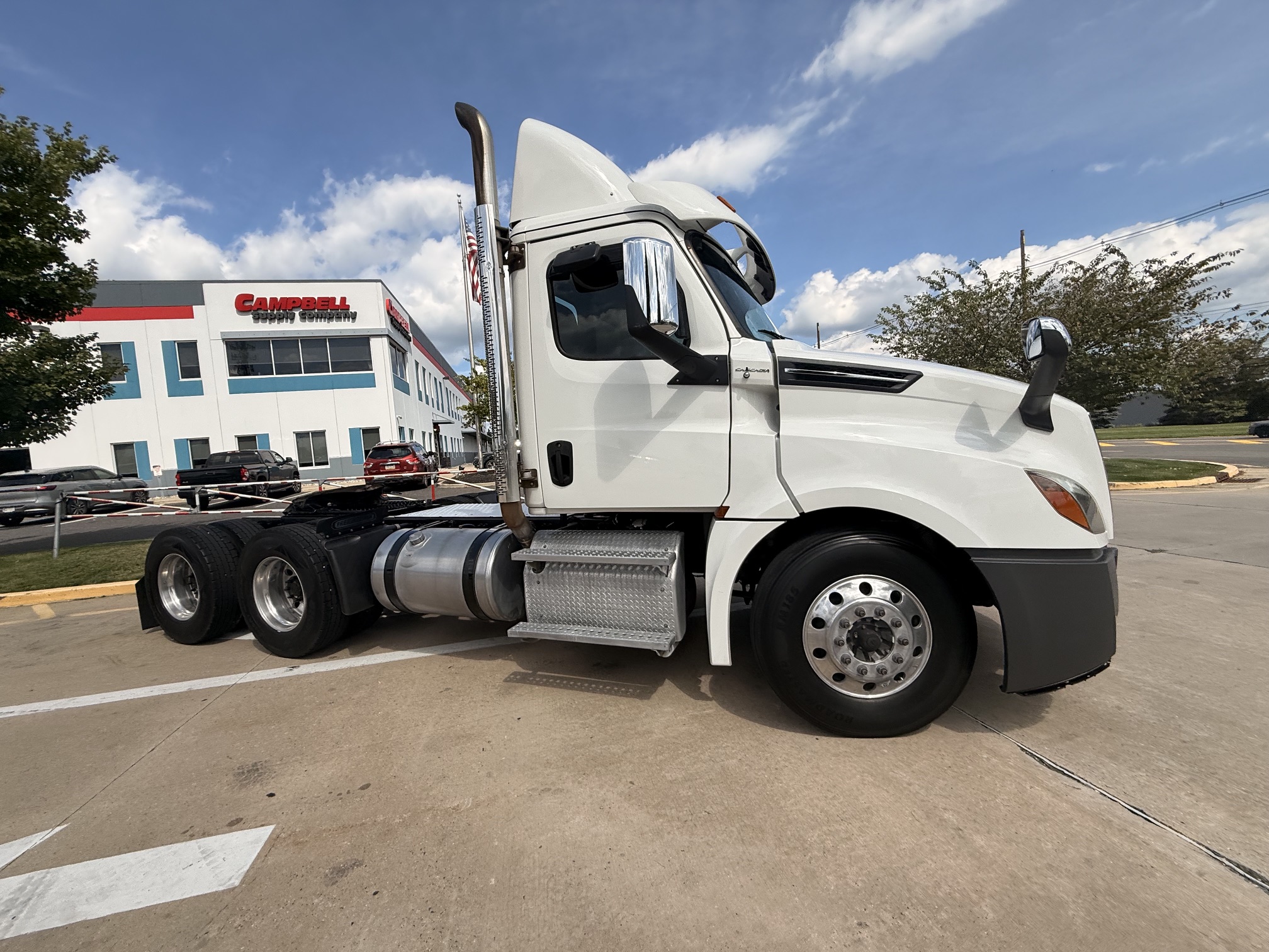 2019 Freightliner CASCADIA 2019 Freightliner CASCADIA - image 1 of 6