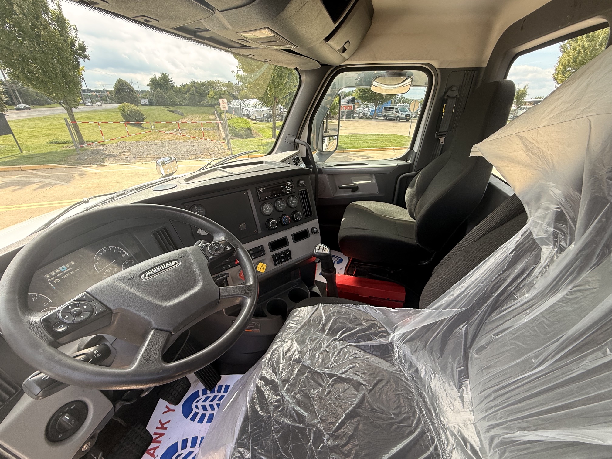 2019 Freightliner CASCADIA 2019 Freightliner CASCADIA - image 2 of 6