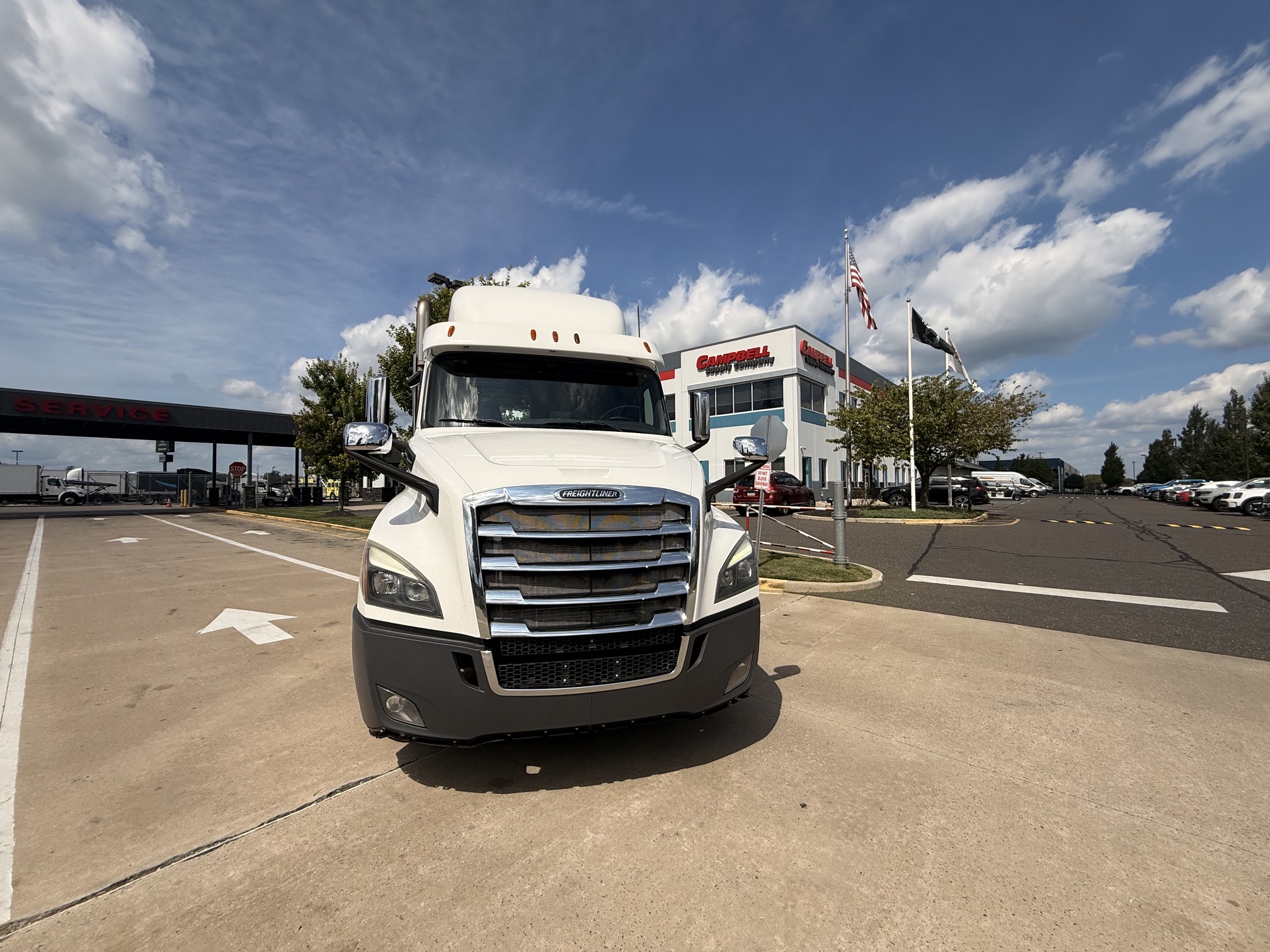 2019 Freightliner CASCADIA 2019 Freightliner CASCADIA - image 2 of 6