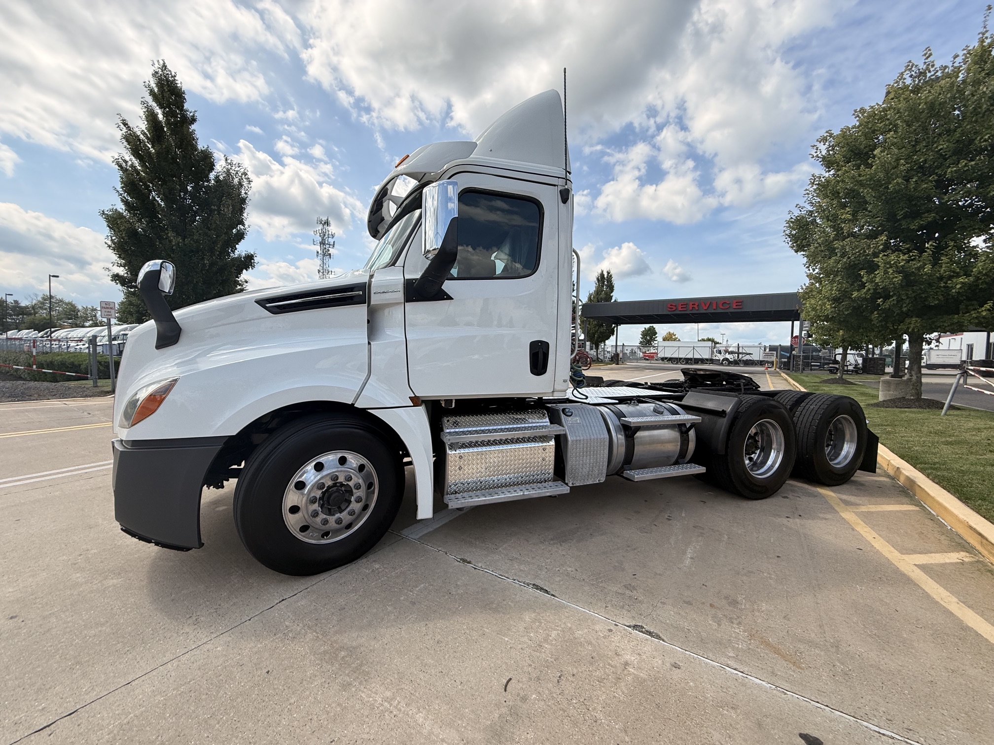 2019 Freightliner CASCADIA 2019 Freightliner CASCADIA - image 3 of 6