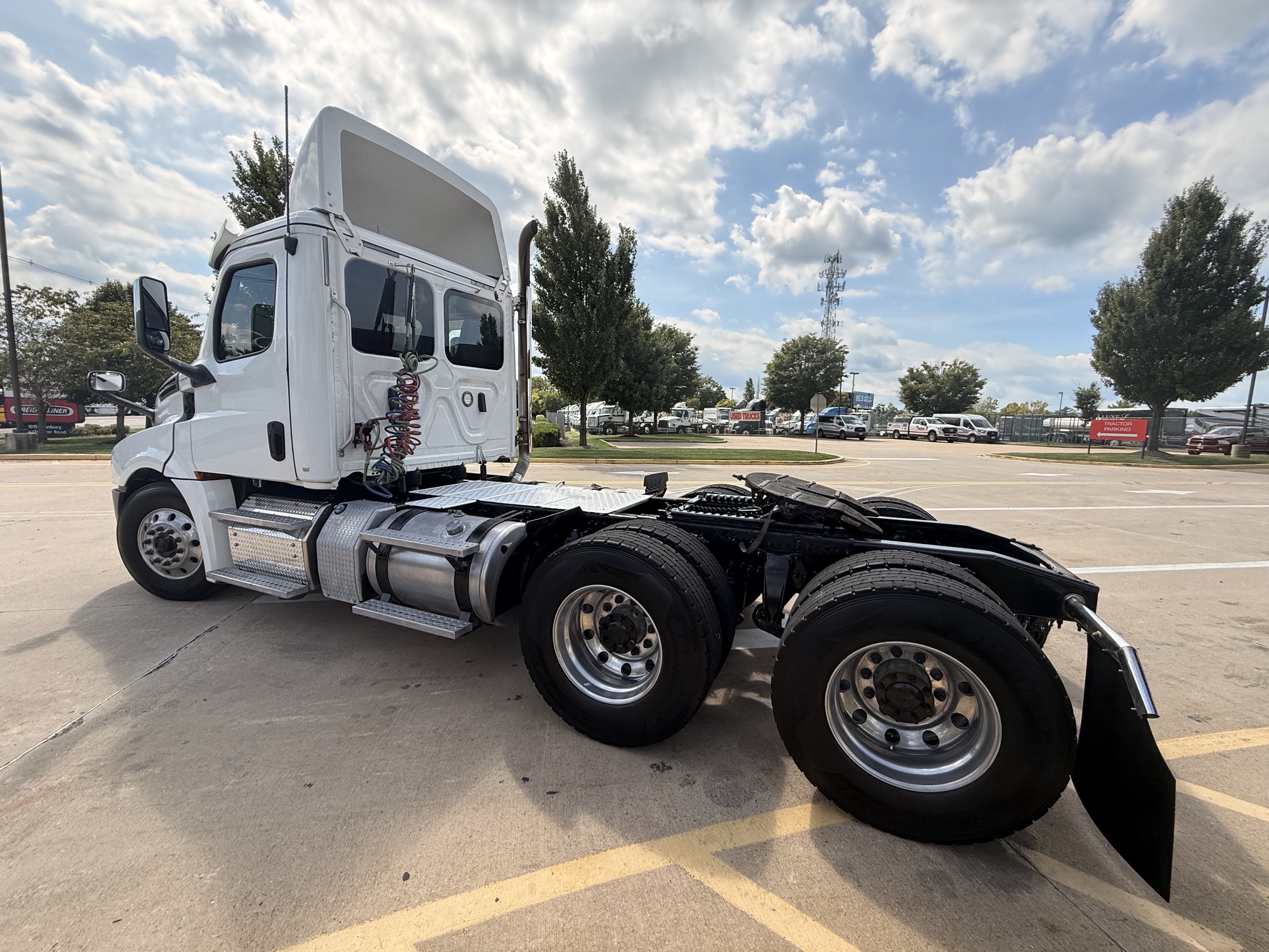 2019 Freightliner CASCADIA 2019 Freightliner CASCADIA - image 4 of 6