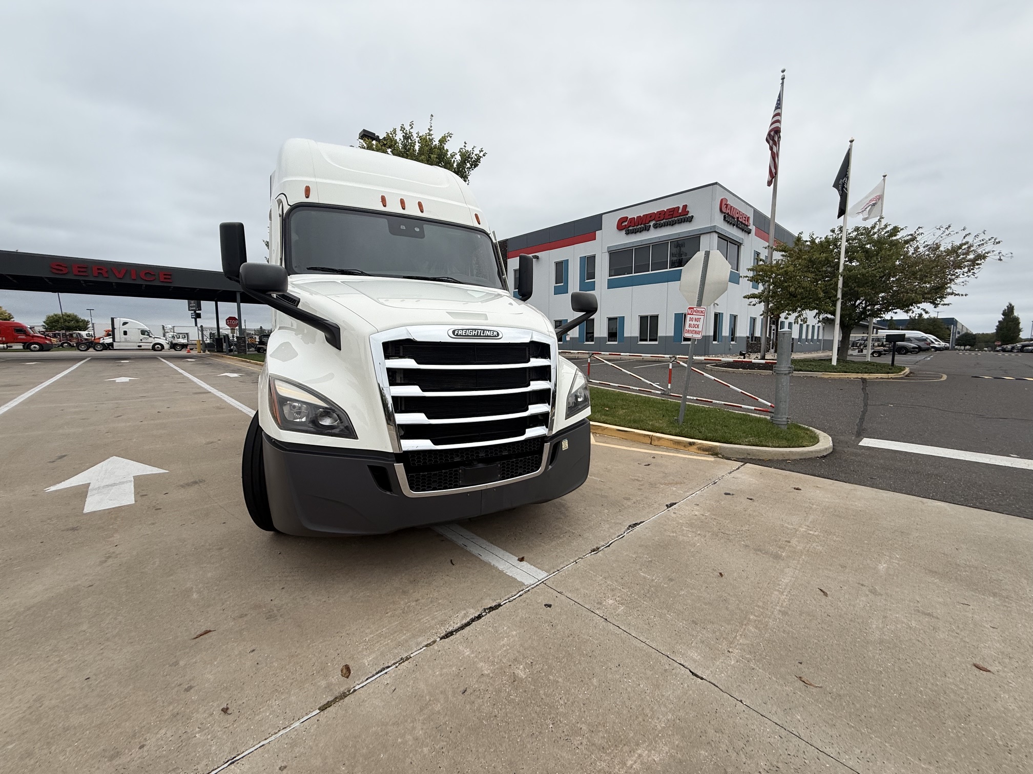 2022 FREIGHTLINER CASCADIA PT126S 2022 FREIGHTLINER CASCADIA PT126S - image 2 of 6