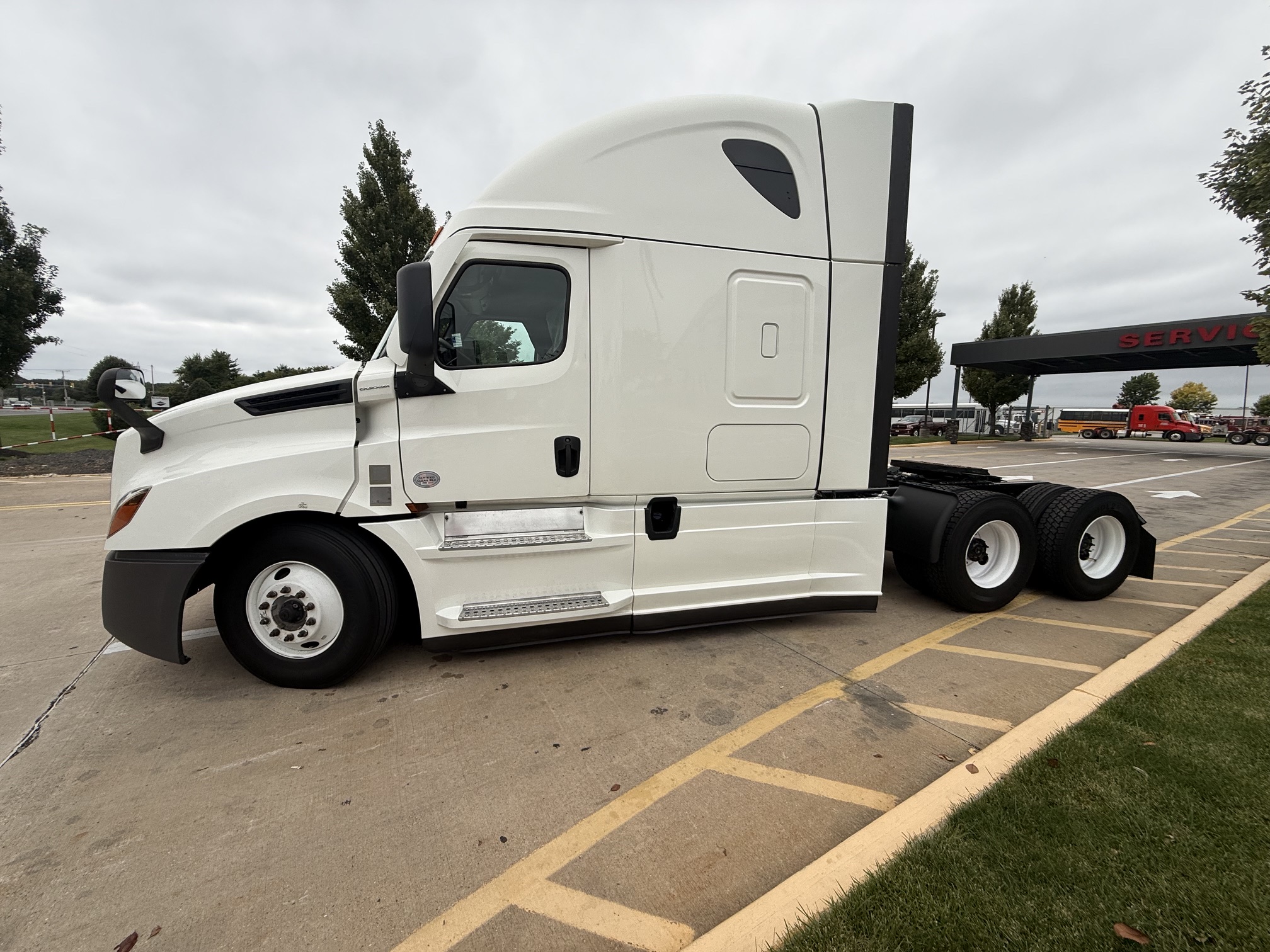 2022 FREIGHTLINER CASCADIA PT126S 2022 FREIGHTLINER CASCADIA PT126S - image 3 of 6