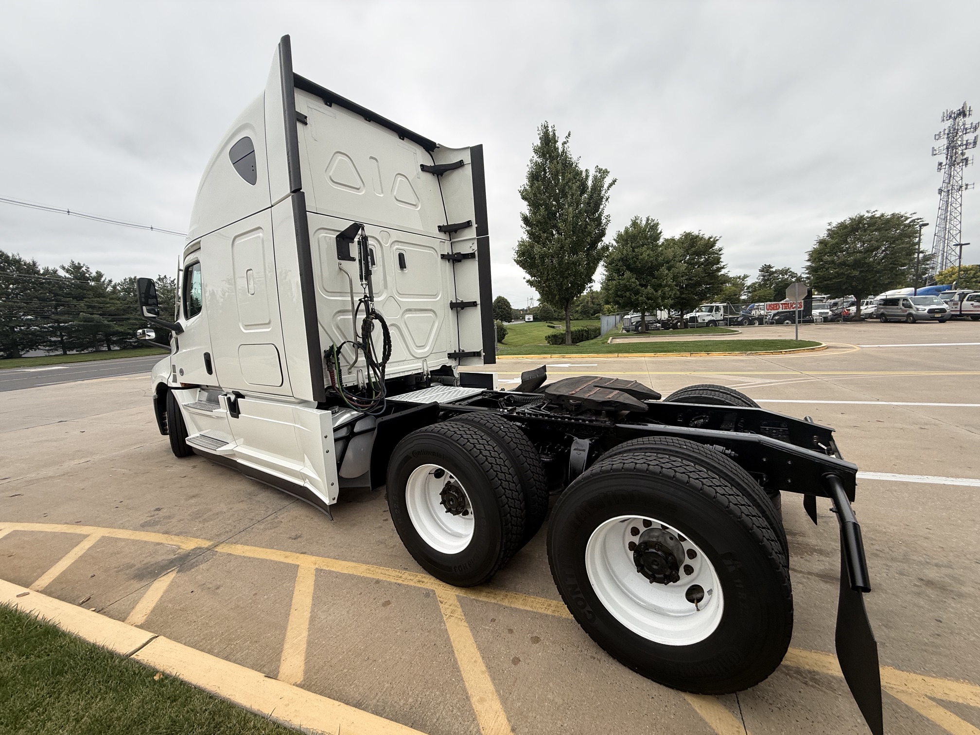 2022 FREIGHTLINER CASCADIA PT126S 2022 FREIGHTLINER CASCADIA PT126S - image 4 of 6