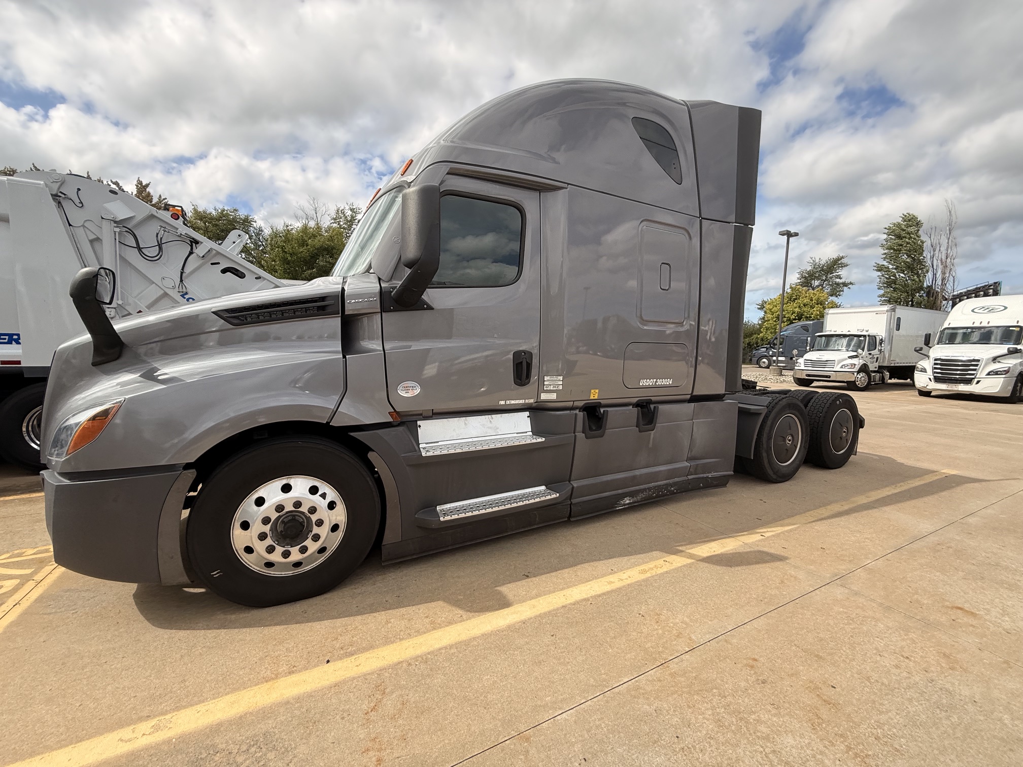 2022 Freightliner CASCADIA 126 2022 Freightliner CASCADIA 126 - image 1 of 5