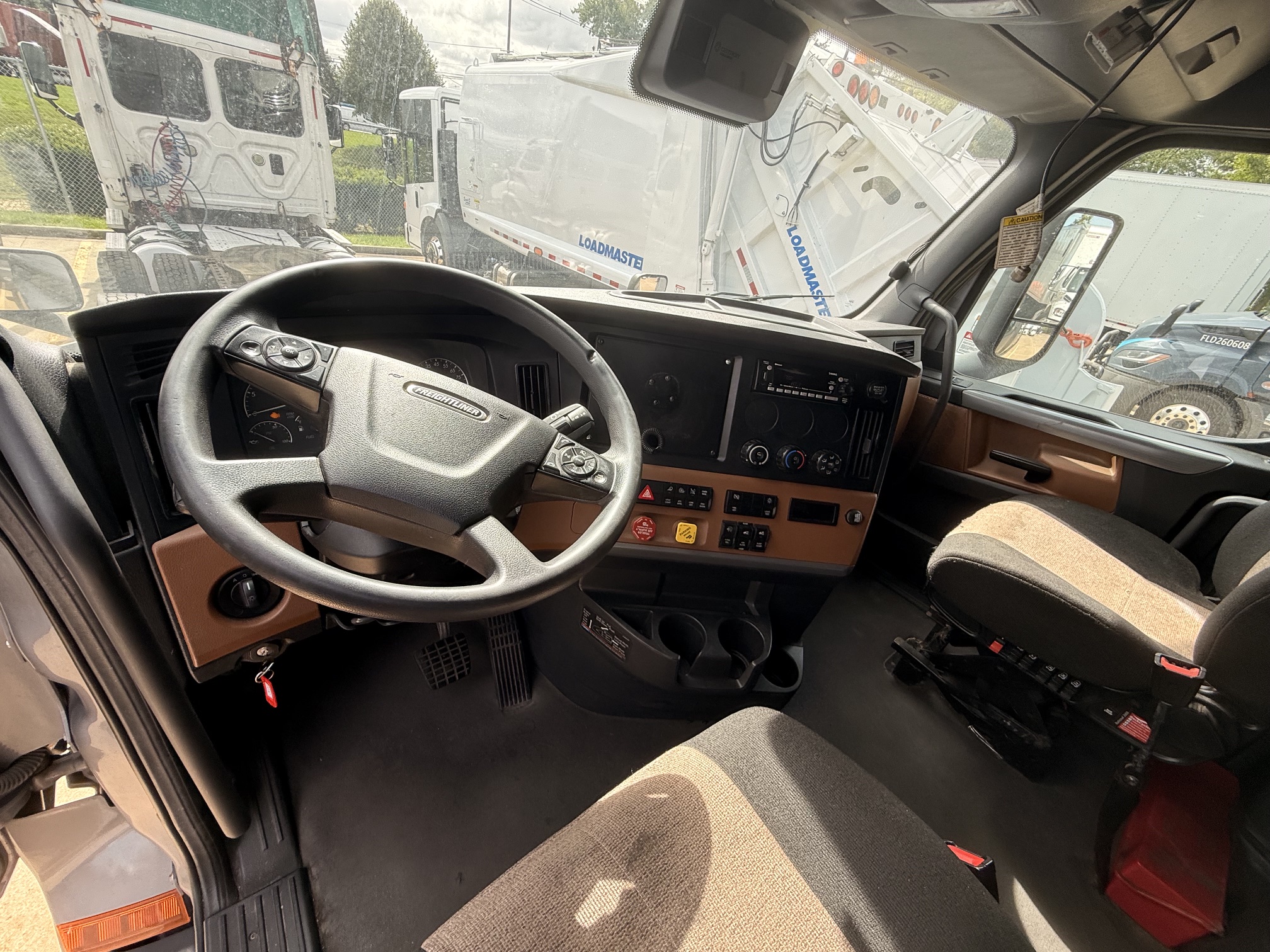 2022 Freightliner CASCADIA 126 2022 Freightliner CASCADIA 126 - image 2 of 5