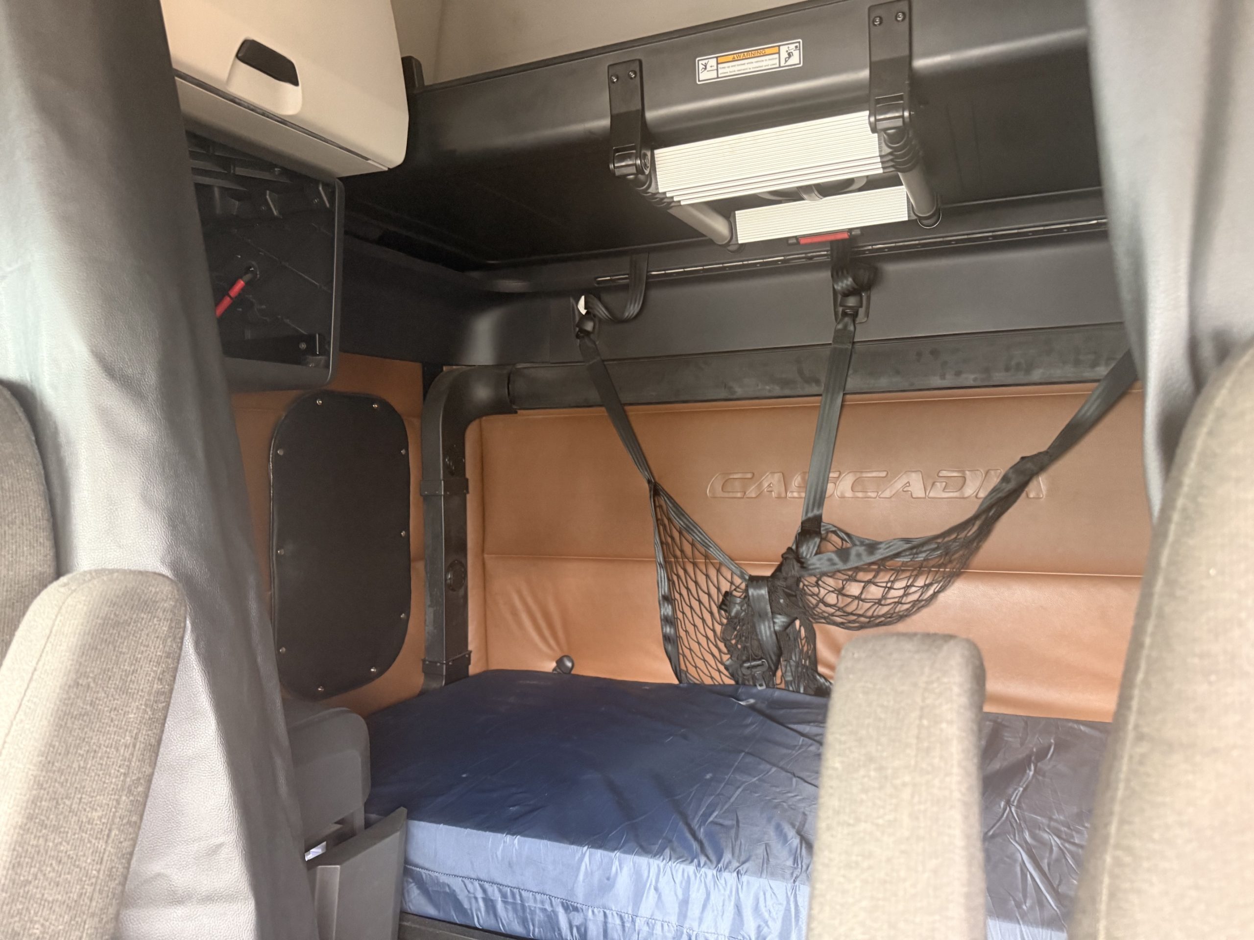 2022 Freightliner CASCADIA 126 2022 Freightliner CASCADIA 126 - image 4 of 5
