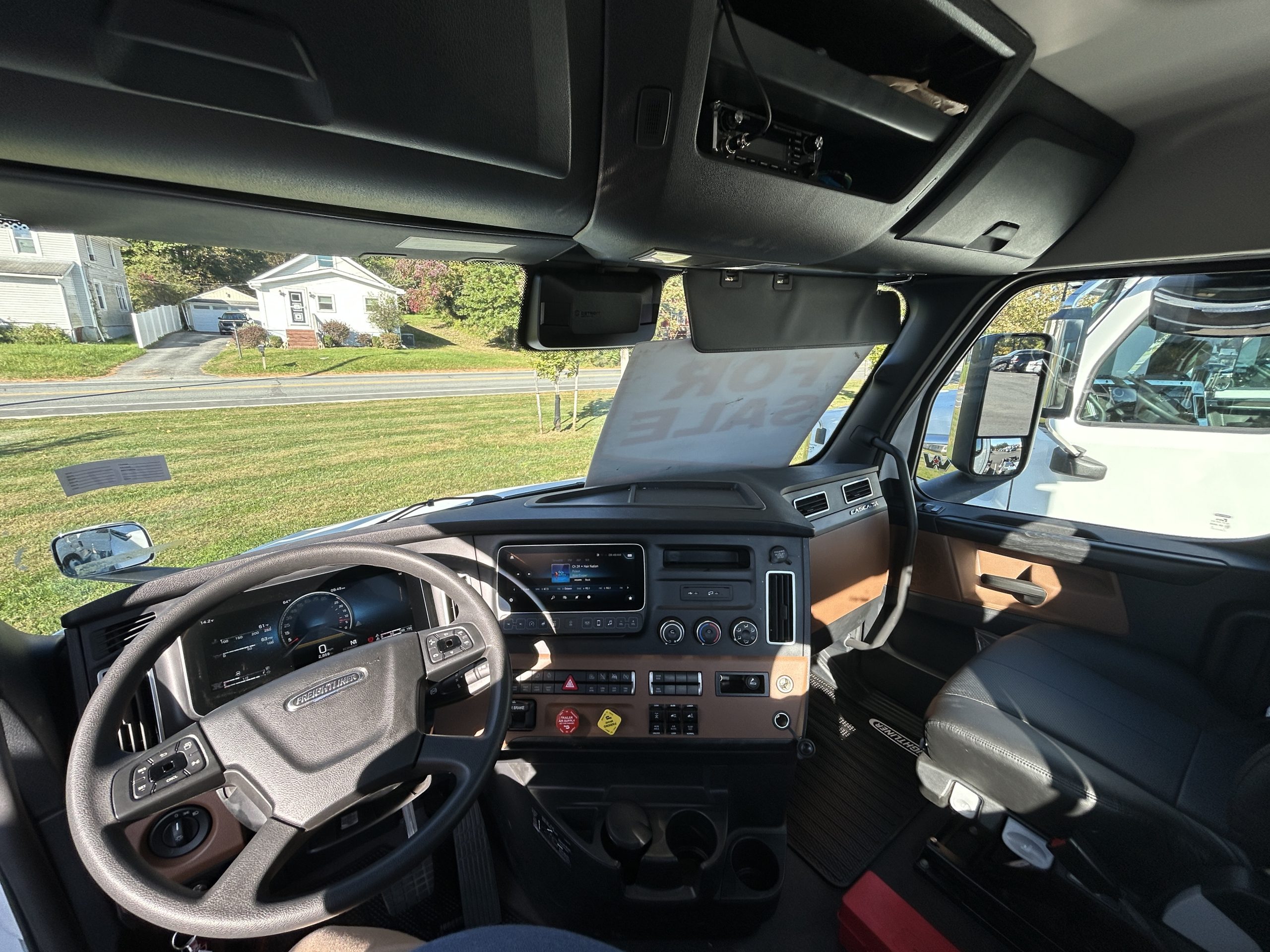 2027 FREIGHTLINER Cascadia PT126D 2027 FREIGHTLINER Cascadia PT126D - image 2 of 4