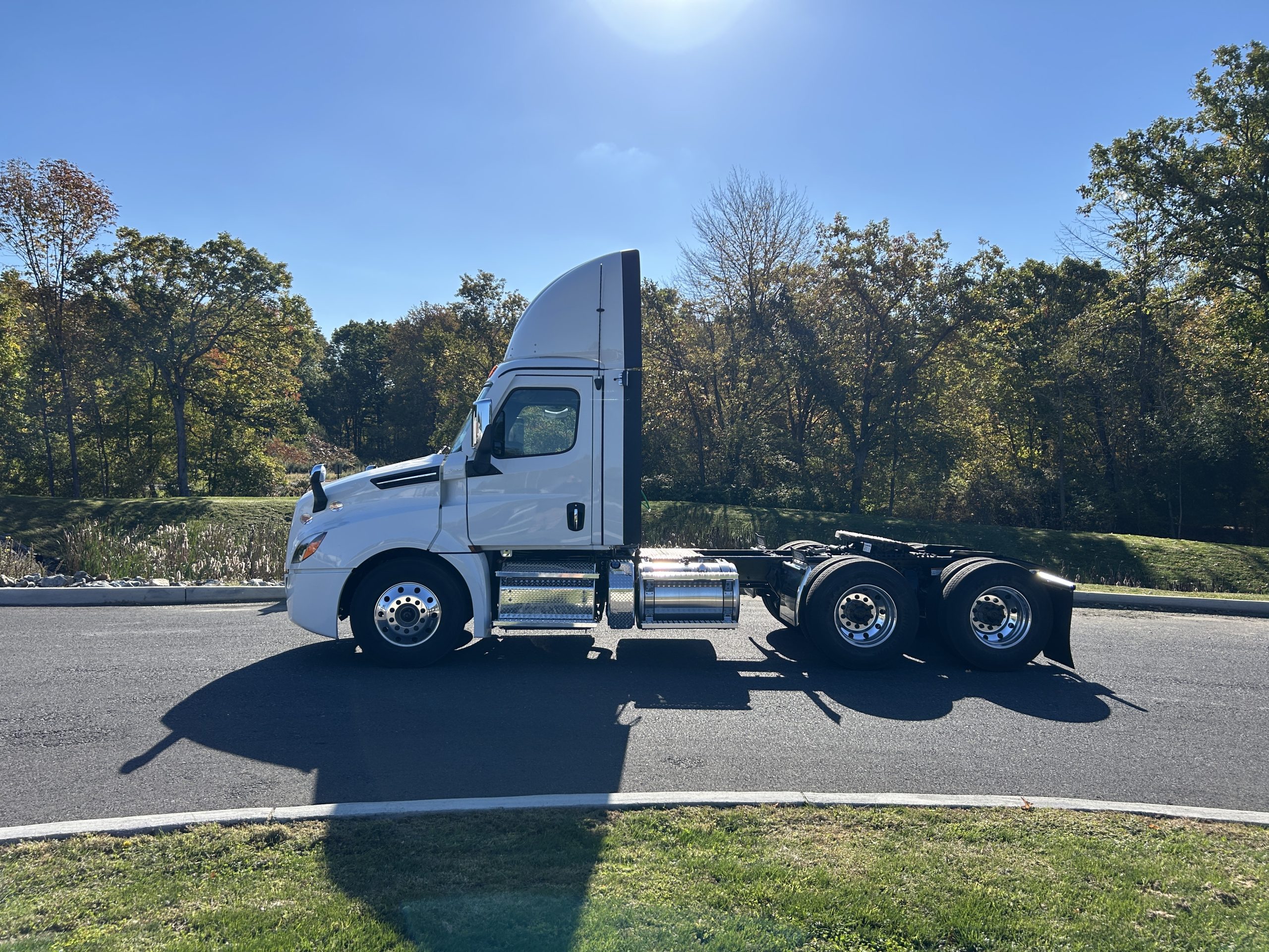 2027 FREIGHTLINER Cascadia PT126D 2027 FREIGHTLINER Cascadia PT126D - image 3 of 4