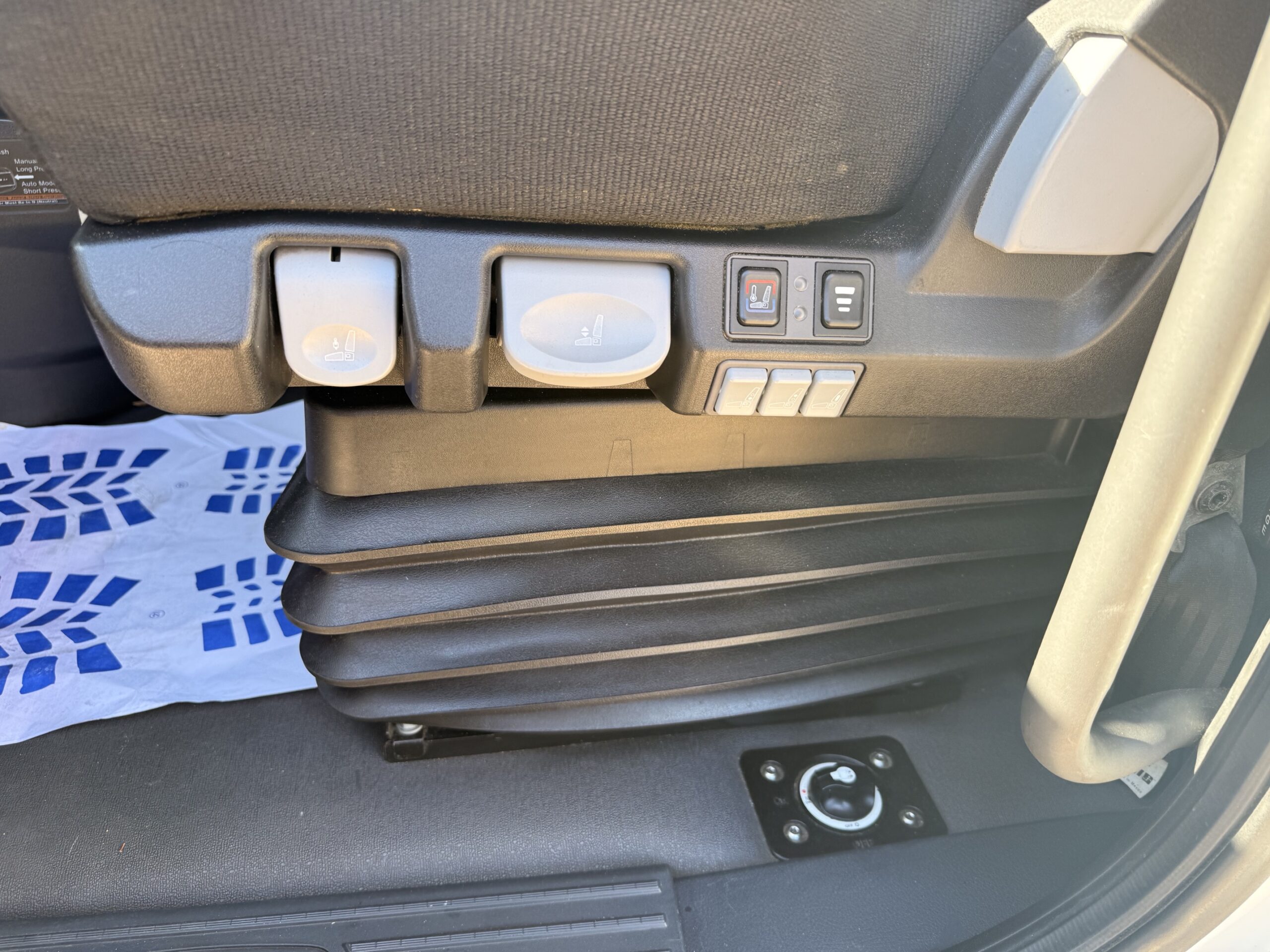 2022 Freightliner CASCADIA 126 2022 Freightliner CASCADIA 126 - image 4 of 6