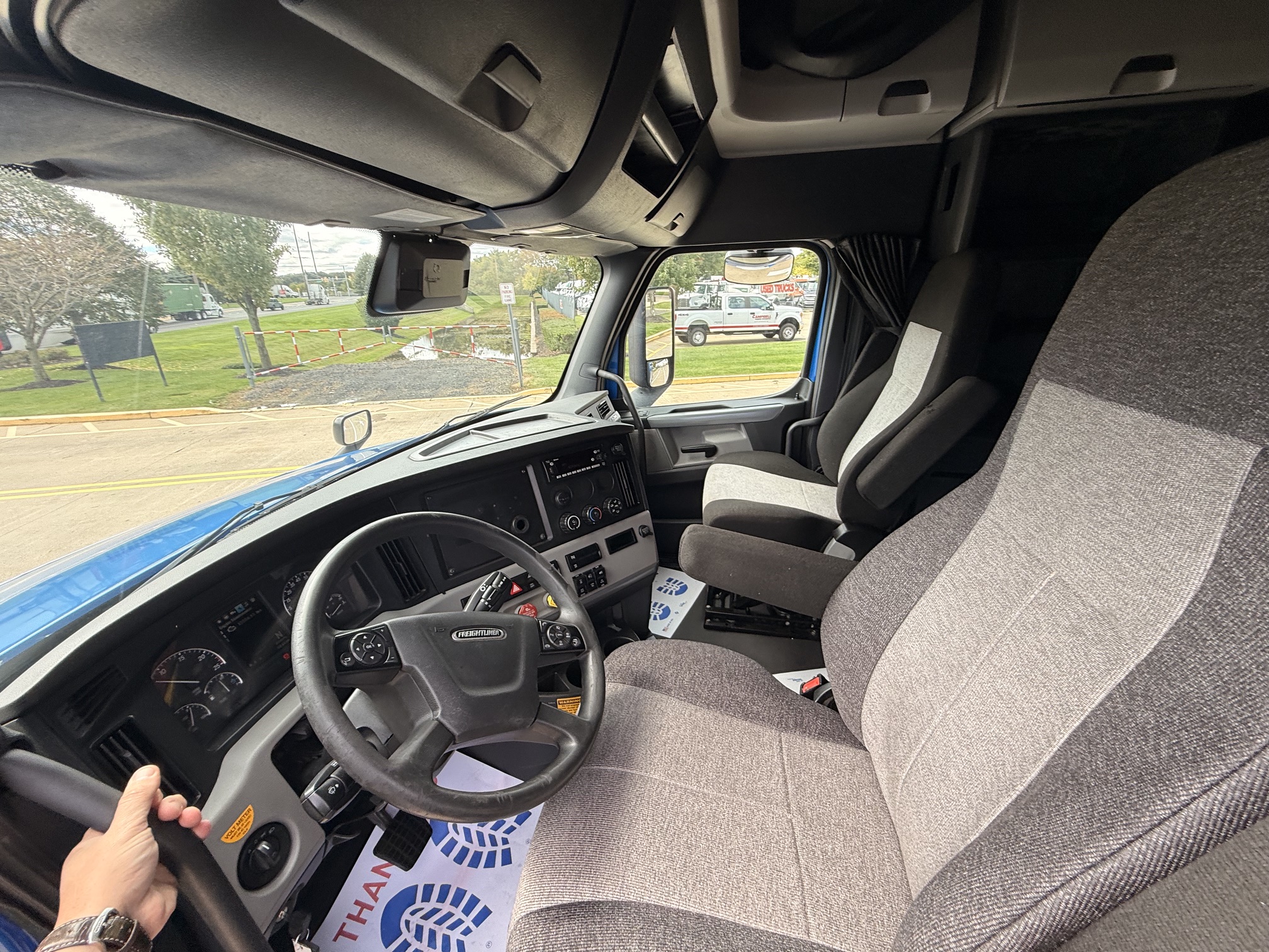 2022 Freightliner CASCADIA 126 2022 Freightliner CASCADIA 126 - image 2 of 6