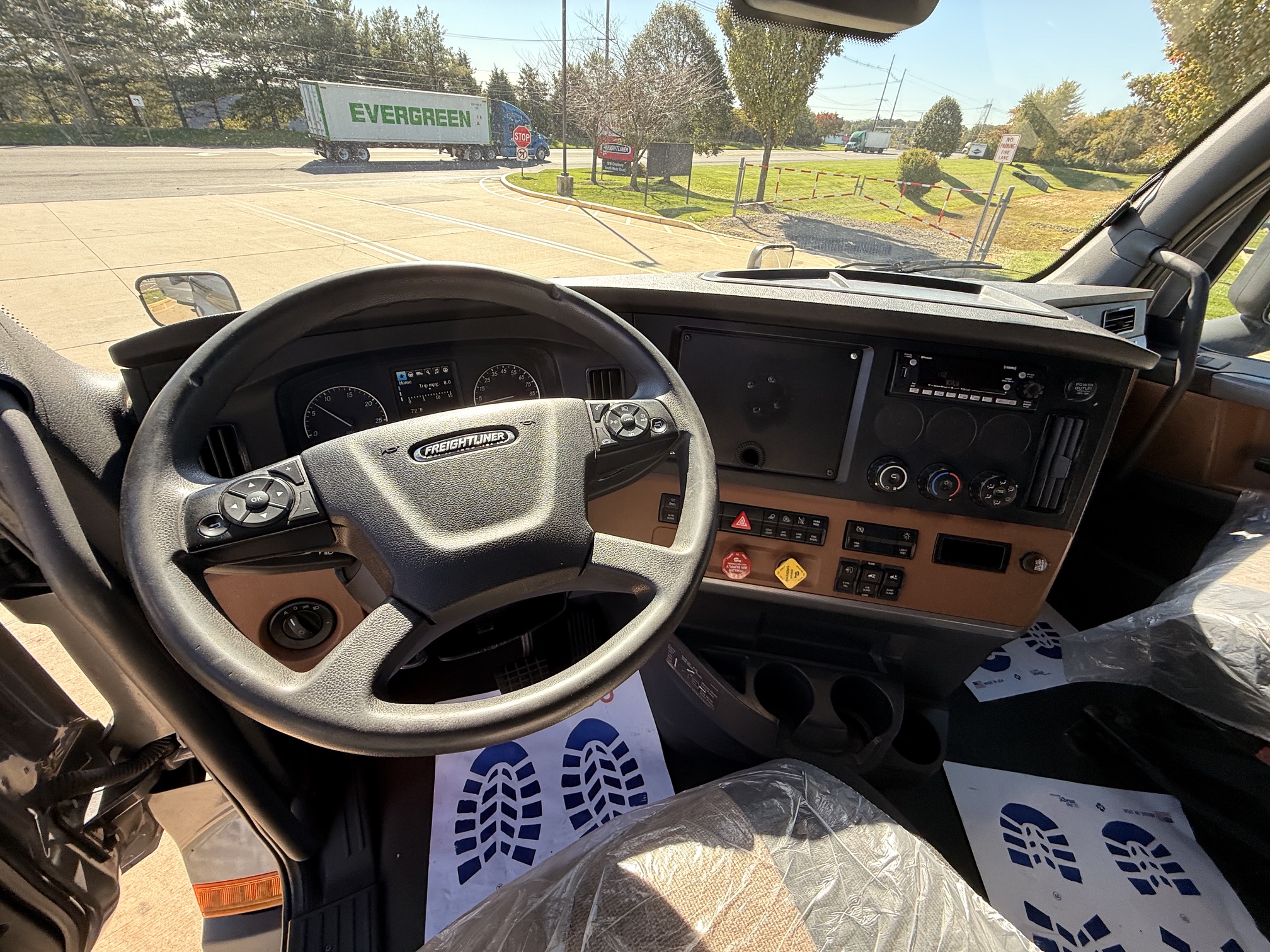 2022 Freightliner CASCADIA 126 2022 Freightliner CASCADIA 126 - image 4 of 6