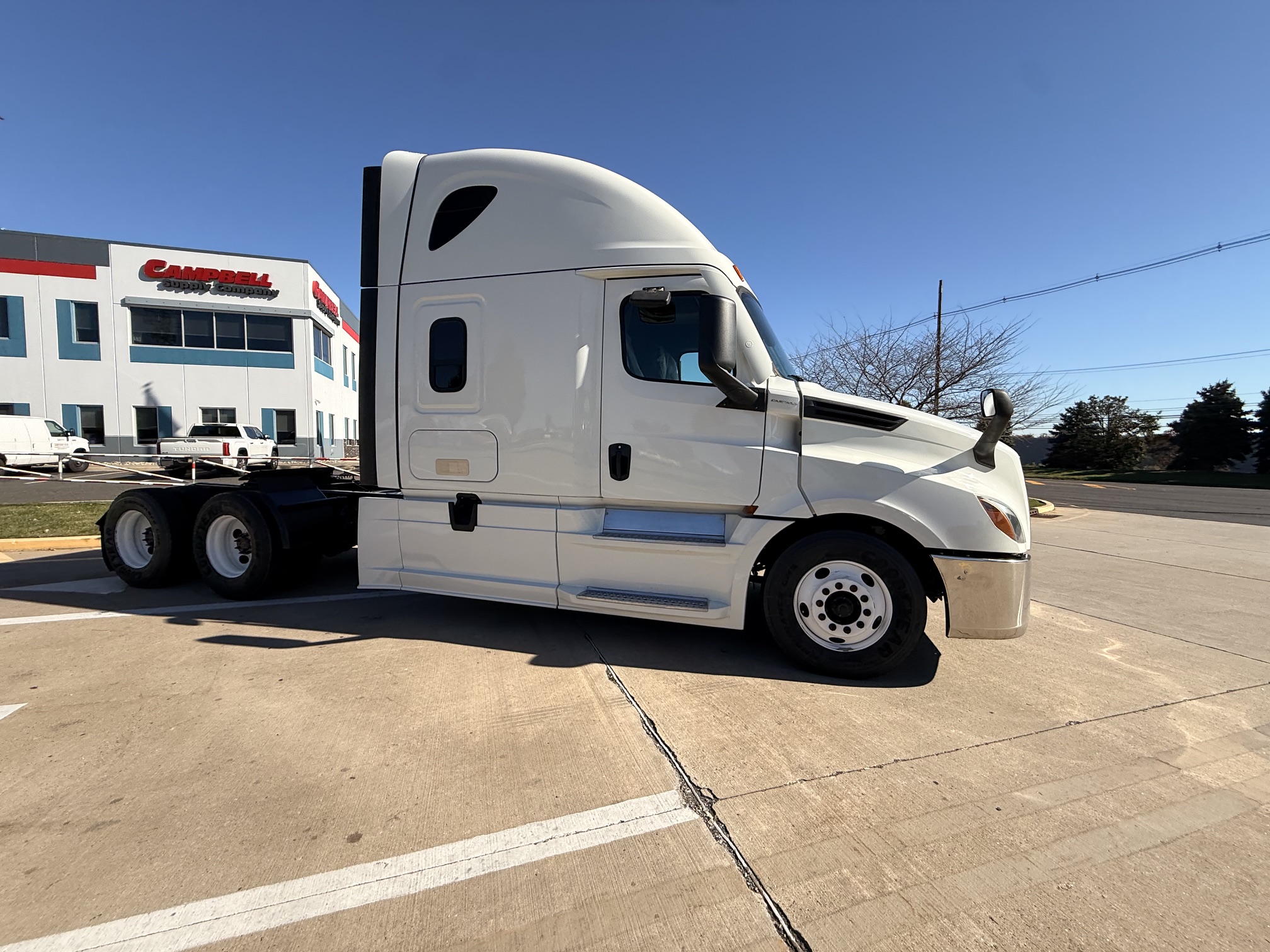 2022 Freightliner CASCADIA 126 2022 Freightliner CASCADIA 126 - image 1 of 6