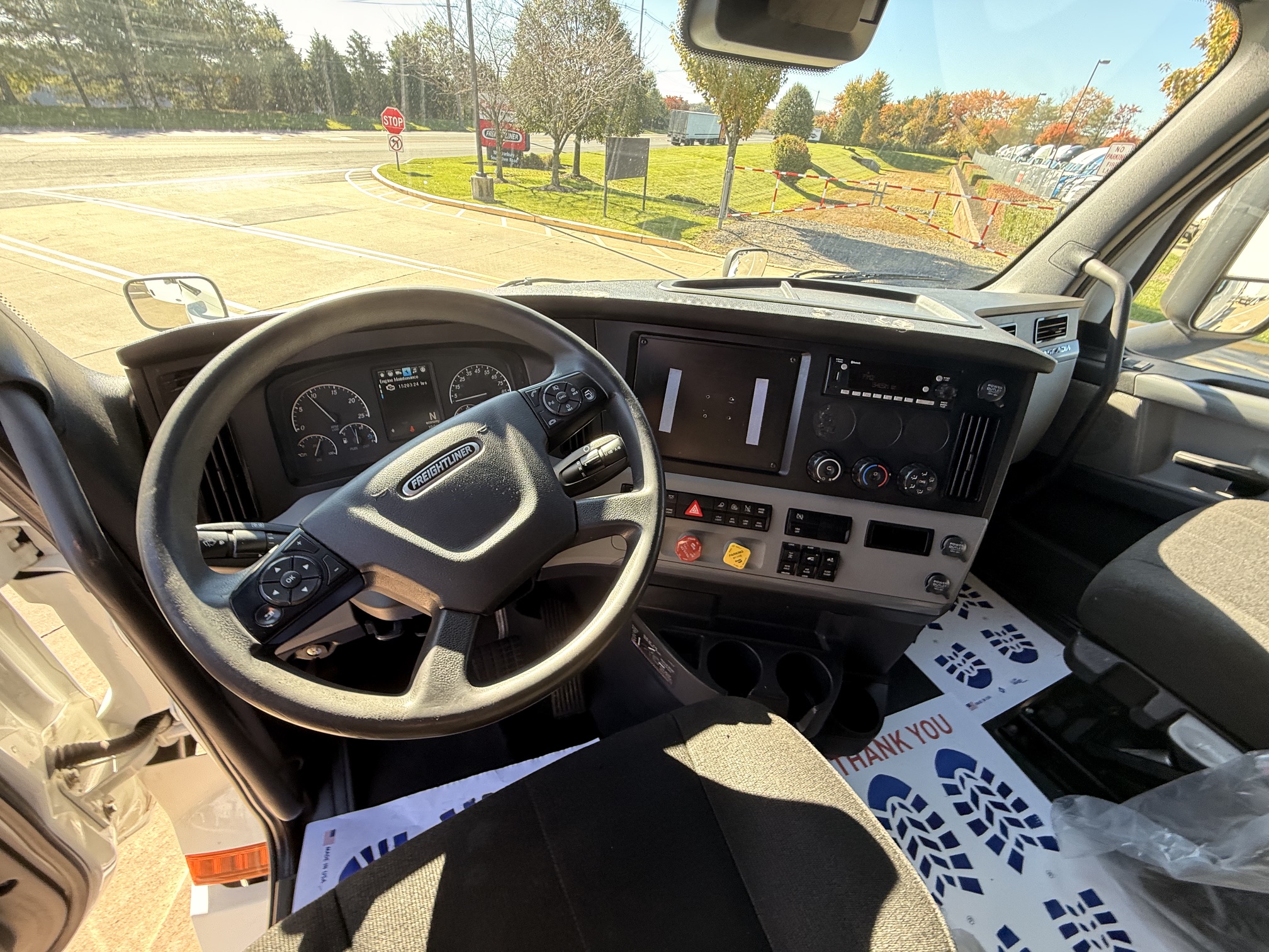 2022 Freightliner CASCADIA 126 2022 Freightliner CASCADIA 126 - image 2 of 6